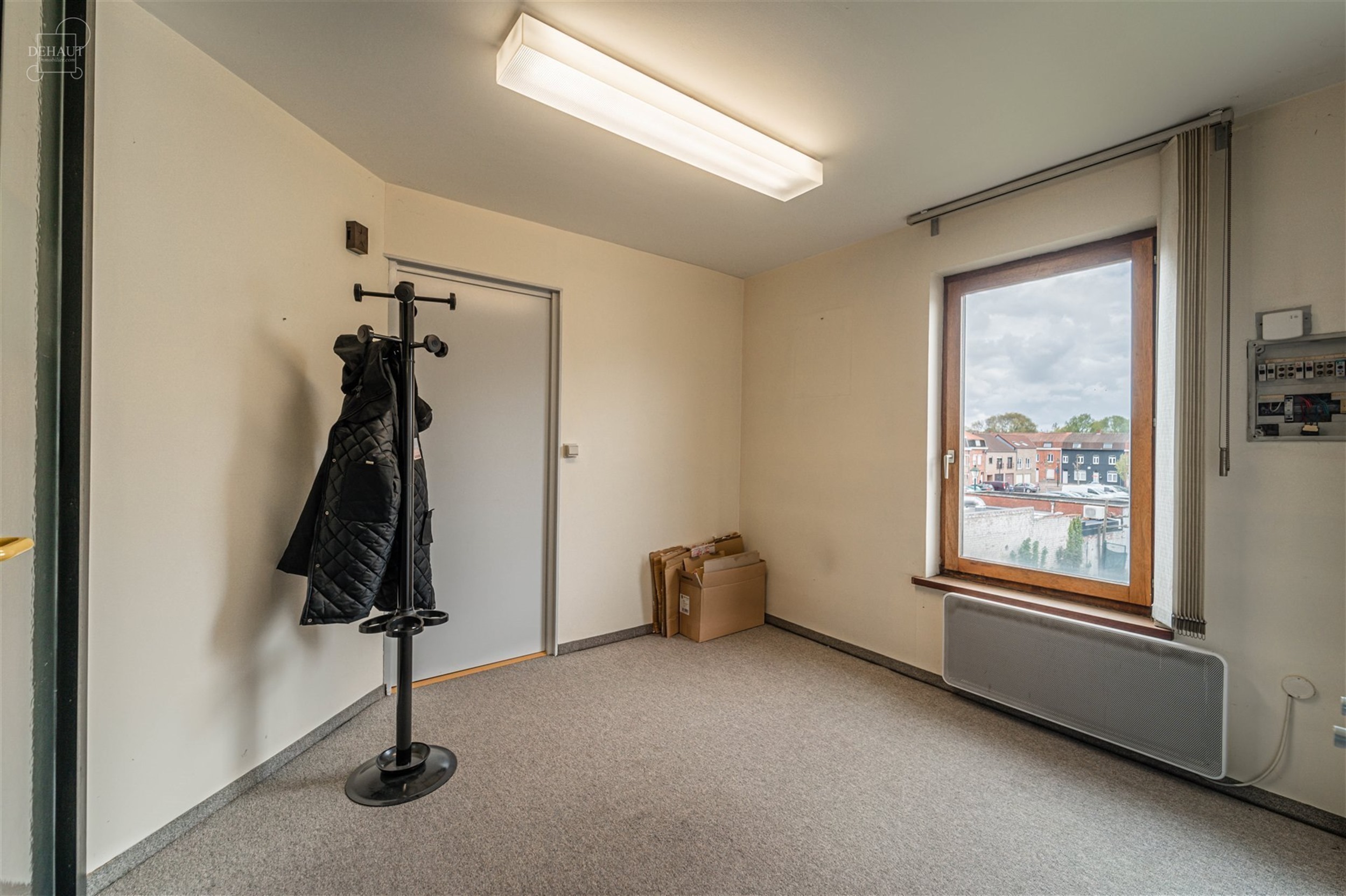 Kantoor/ruimte van ca. 31,3 m² op de 1e verdieping van een gebouw in het centrum van COMINES. Ideaal als kantoor, voor zelfstandigen, ... Beschikbaar...