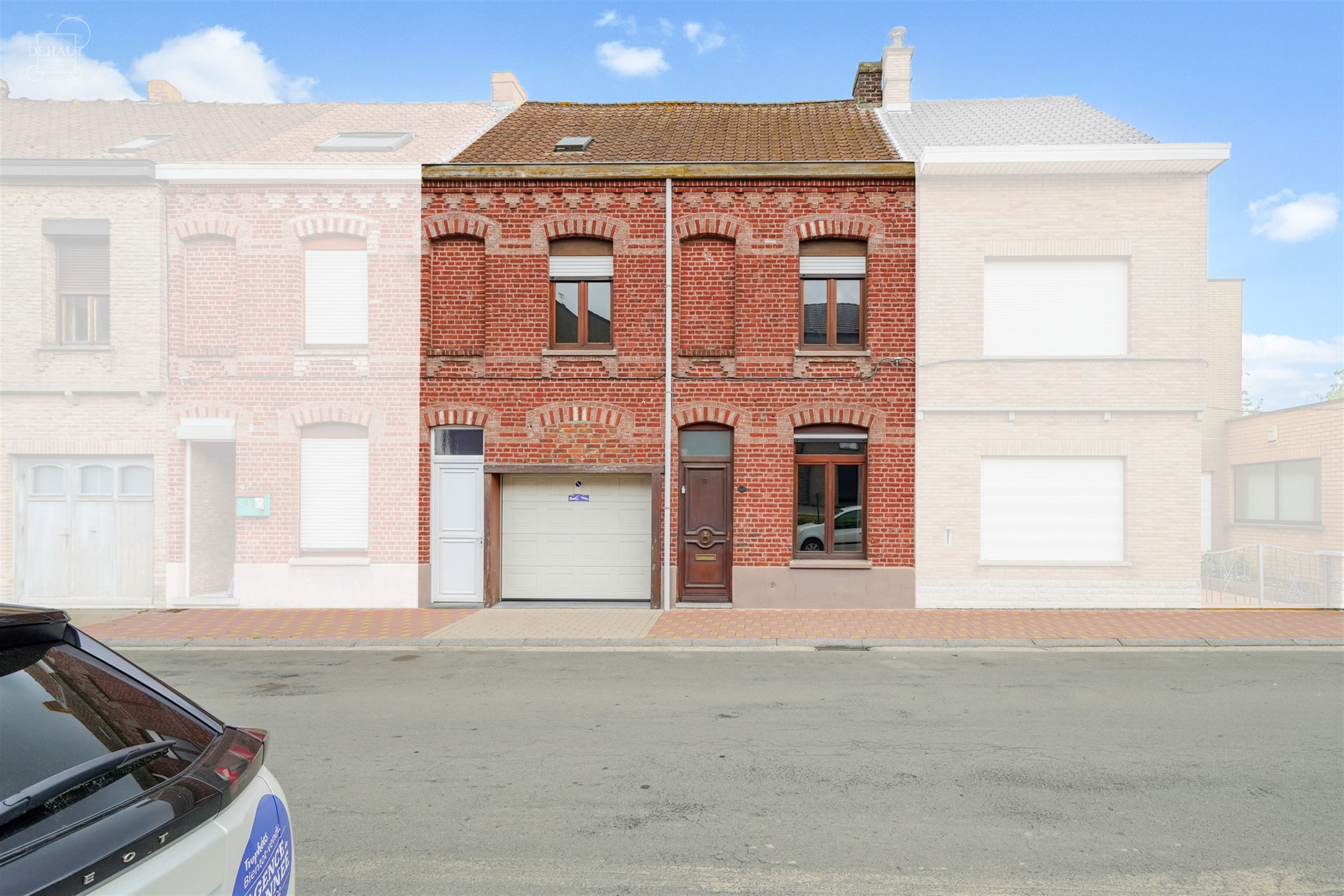 Large maison de ville avec garage située à deux pas du centre-ville et de toutes ses commodités. Comprend un espace de vie ouvert sur cuisine équi...