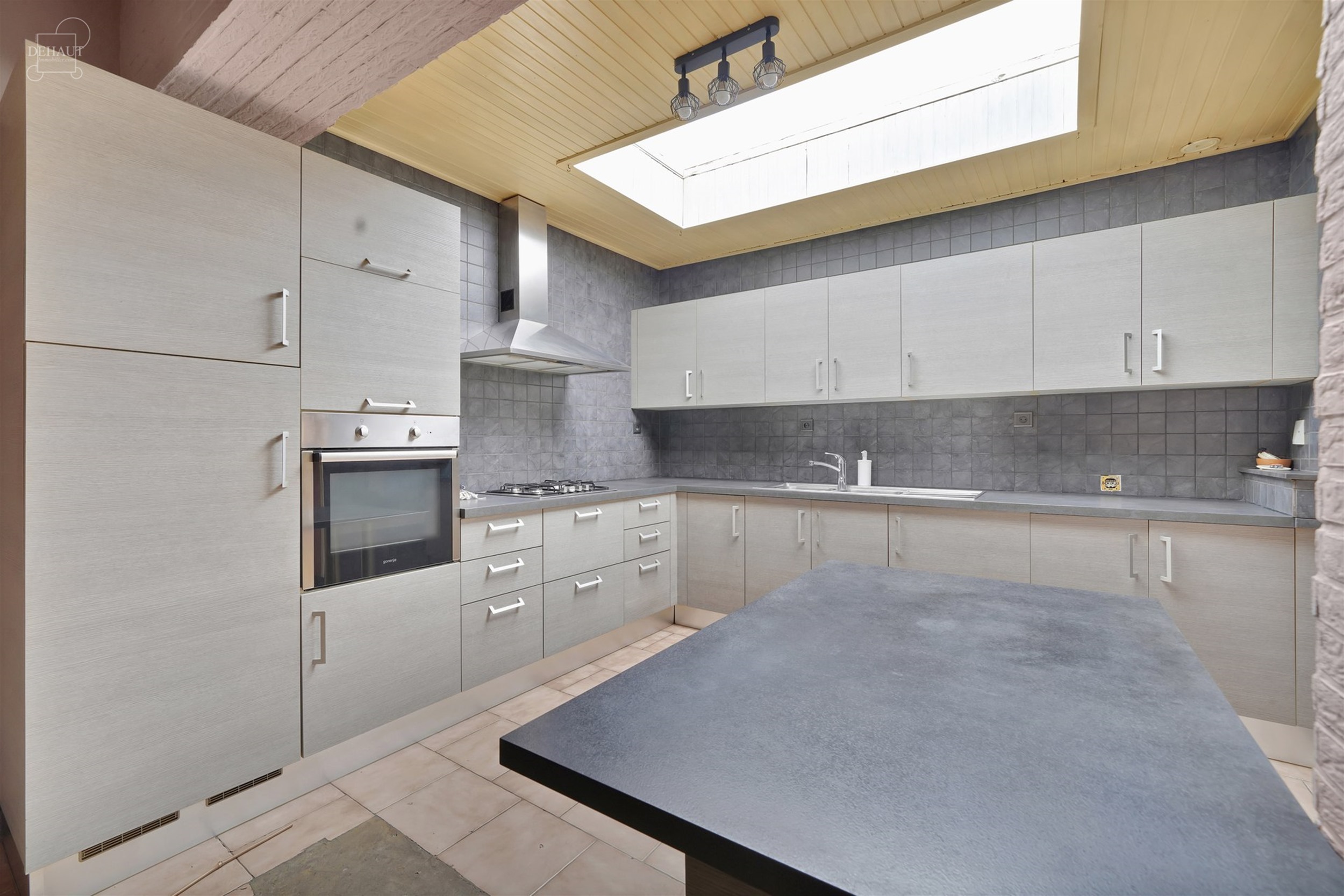 Large maison de ville avec garage située à deux pas du centre-ville et de toutes ses commodités. Comprend un espace de vie ouvert sur cuisine équi...