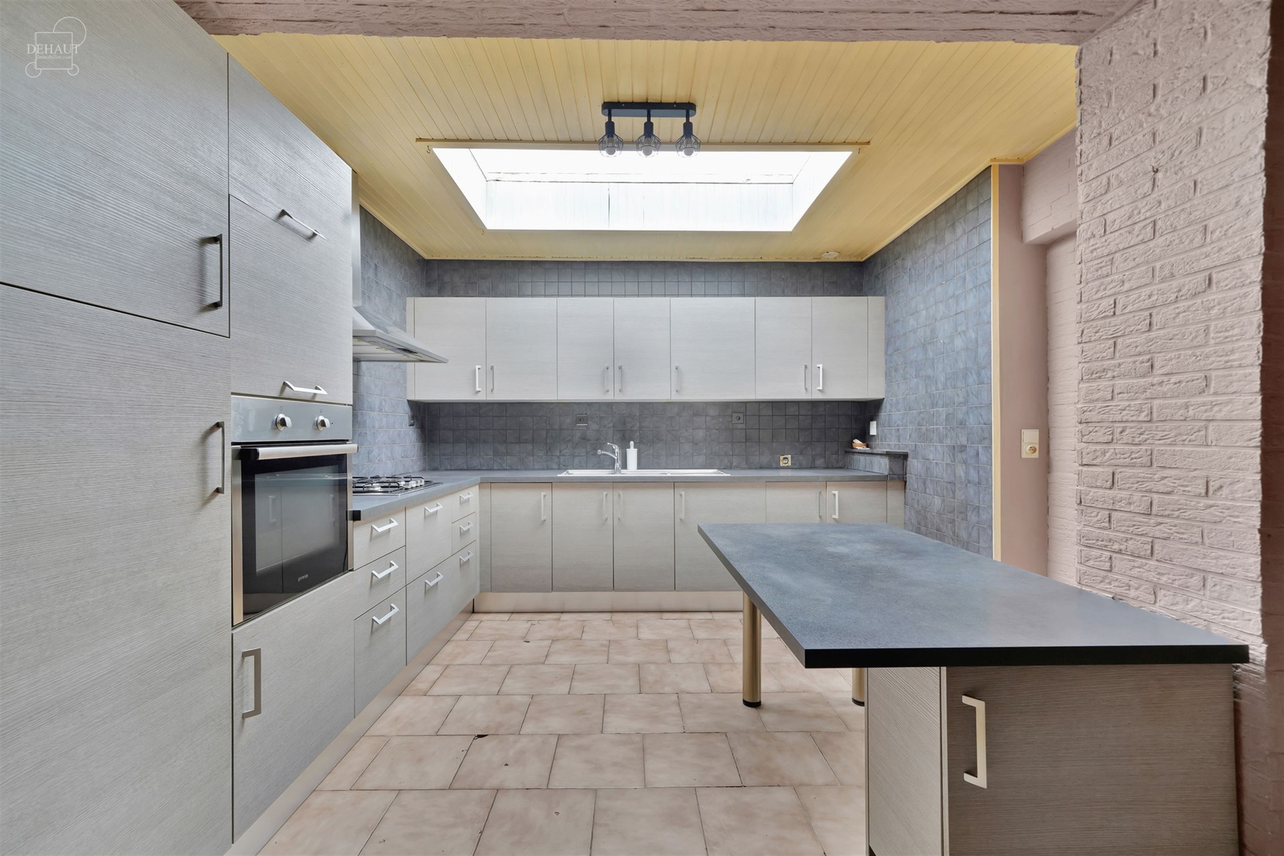 Large maison de ville avec garage située à deux pas du centre-ville et de toutes ses commodités. Comprend un espace de vie ouvert sur cuisine équi...