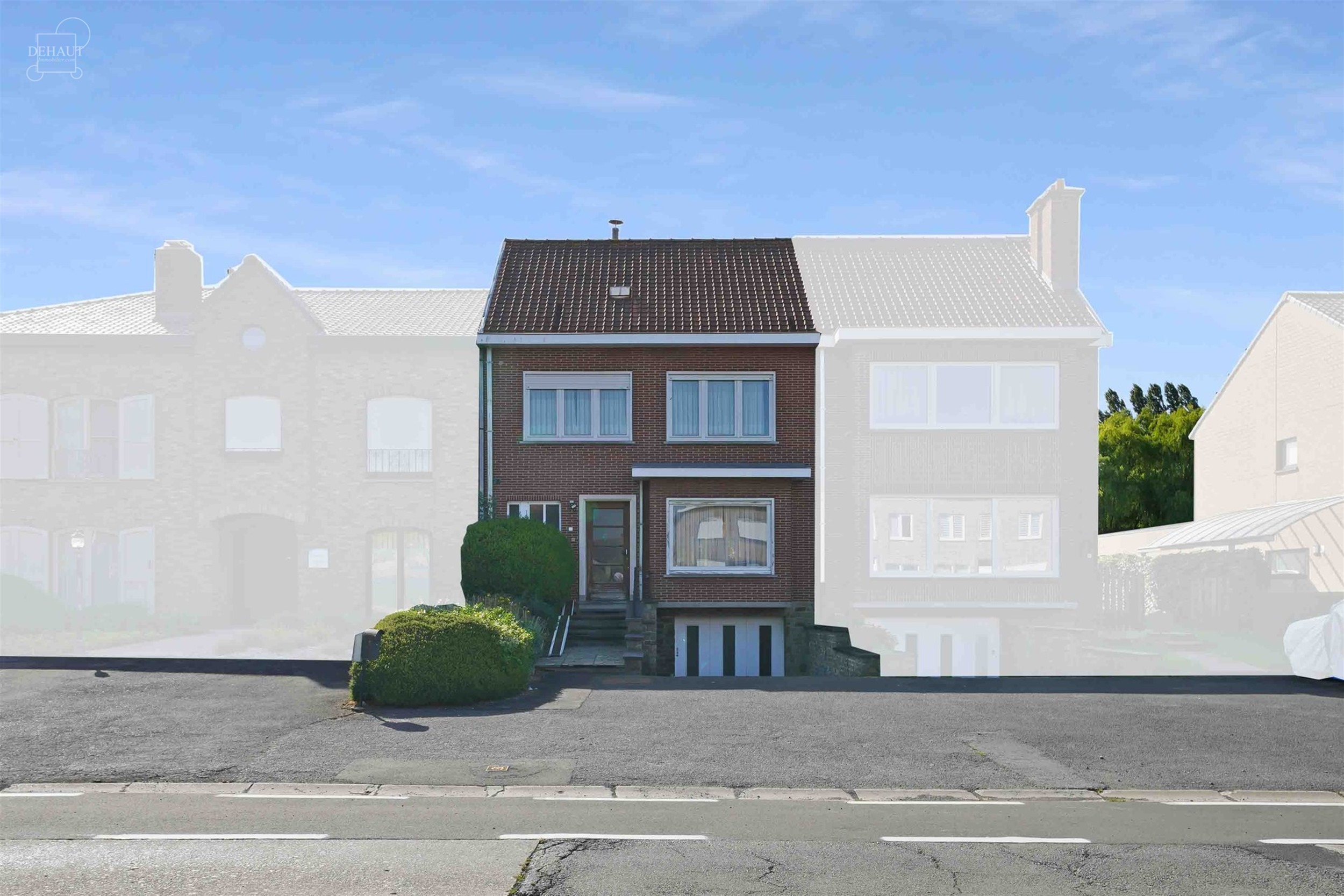 Ruime rijwoning met garage, gelegen op een steenworp afstand van het stadscentrum van COMINES. 
Op de begane grond bevinden zich een hal die uitkomt o...