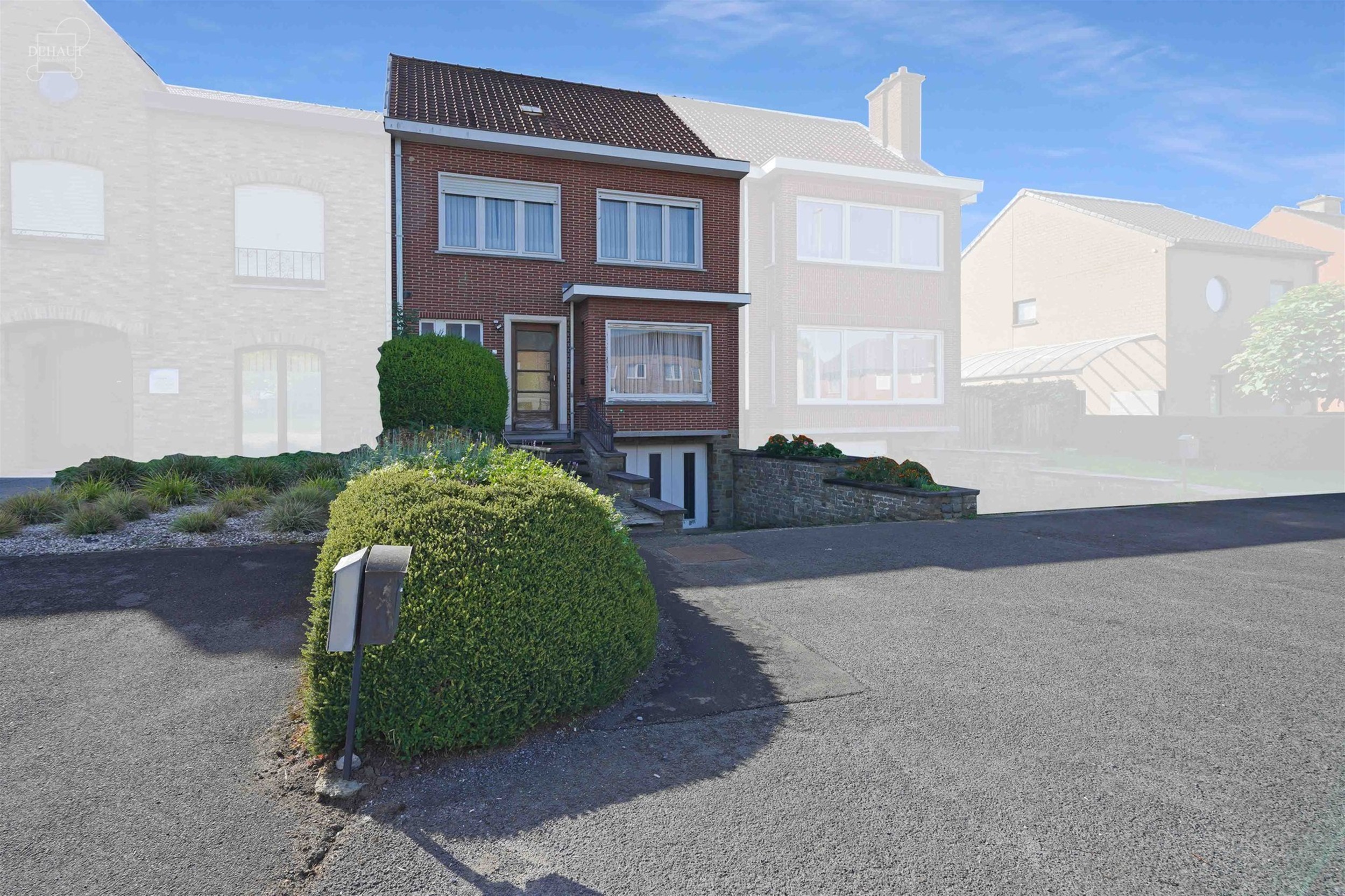 Ruime rijwoning met garage, gelegen op een steenworp afstand van het stadscentrum van COMINES. 
Op de begane grond bevinden zich een hal die uitkomt o...