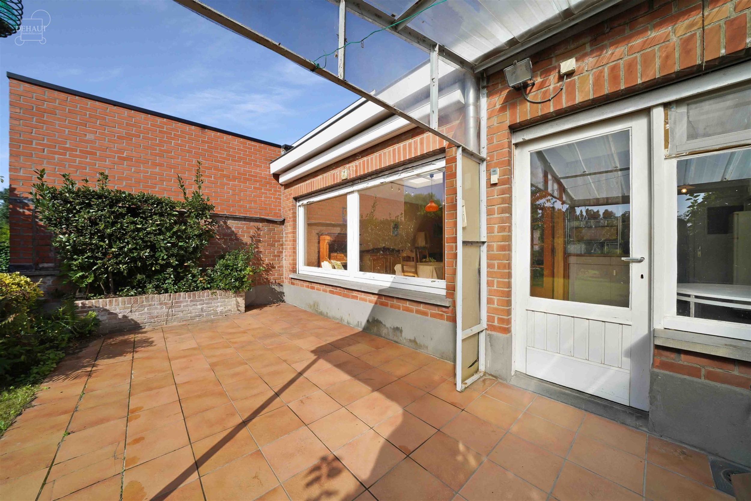 Ruime rijwoning met garage, gelegen op een steenworp afstand van het stadscentrum van COMINES. 
Op de begane grond bevinden zich een hal die uitkomt o...