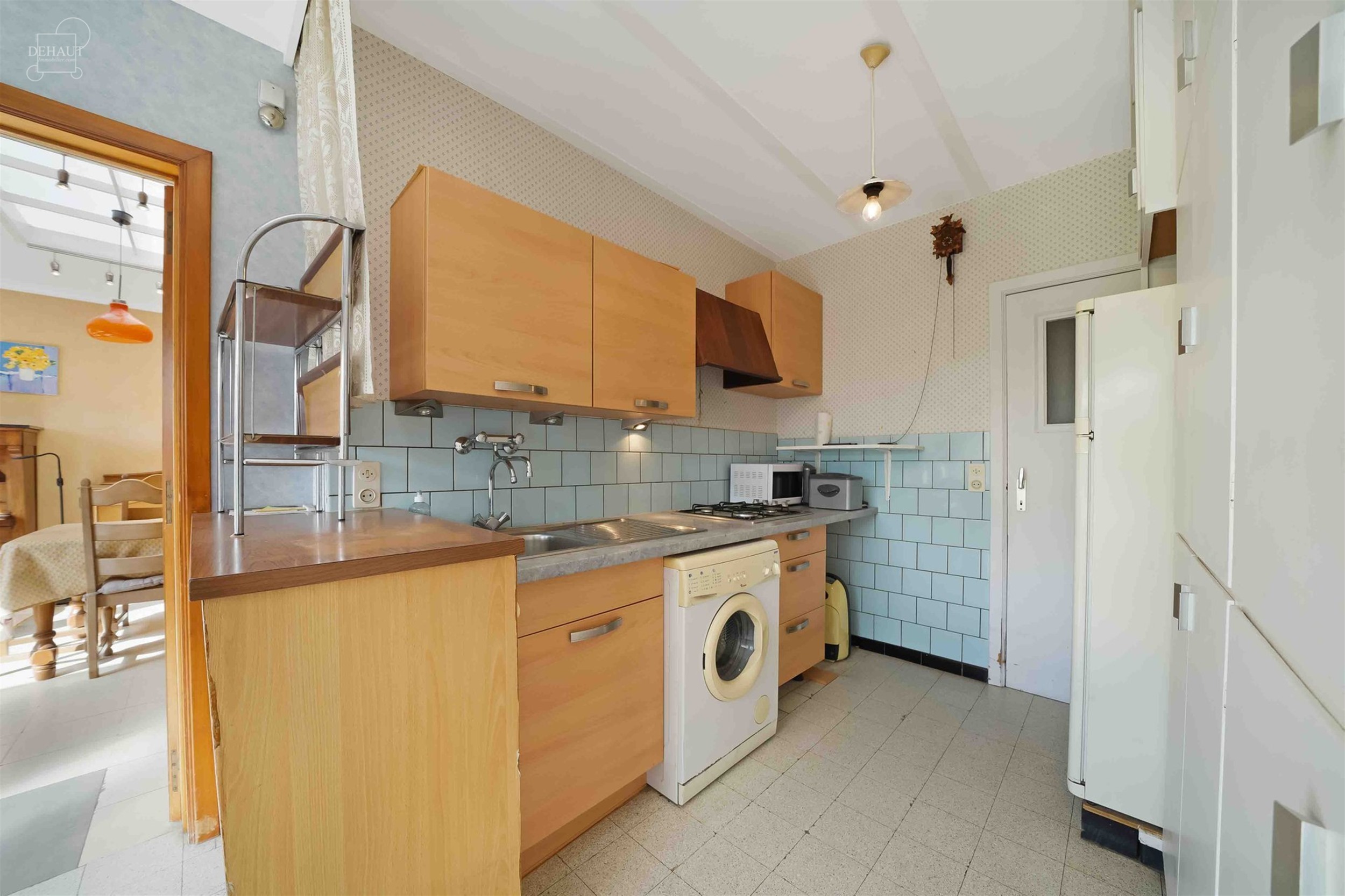 Ruime rijwoning met garage, gelegen op een steenworp afstand van het stadscentrum van COMINES. 
Op de begane grond bevinden zich een hal die uitkomt o...