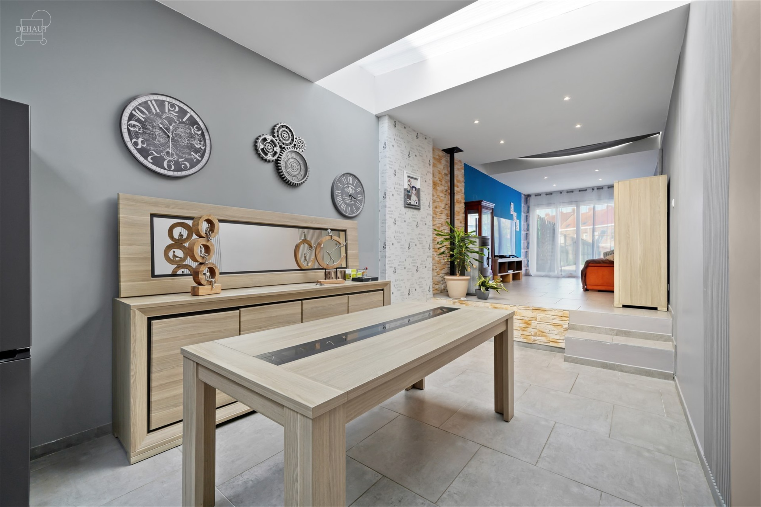 Mooi gerenoveerd herenhuis, gelegen vlak bij alle voorzieningen.
Bestaat uit een ruime inkomhal, een woonkamer die uitkomt op een ingerichte keuken, e...