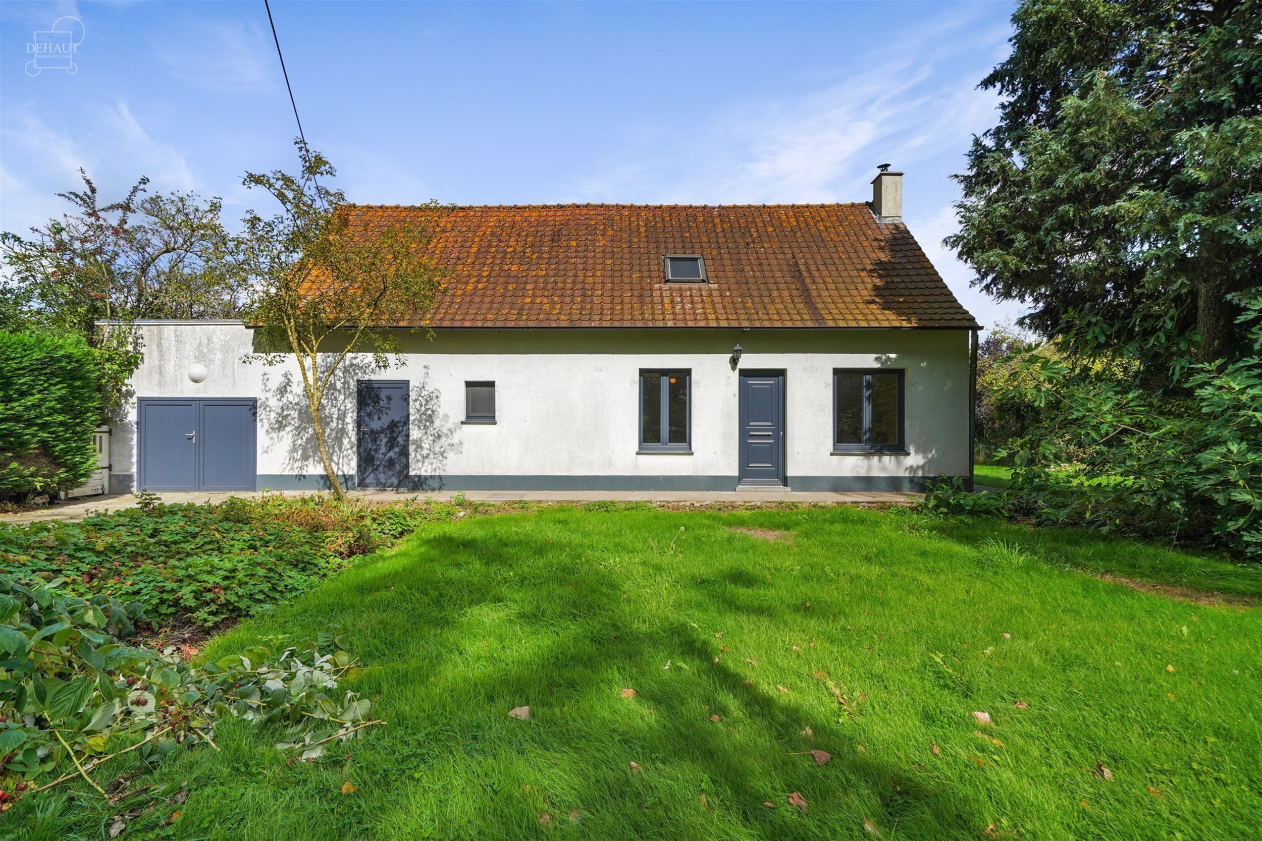 Charmante gelijkvloerse woning, iets terugliggend van een landweggetje, gebouwd op een perceel van ca. 1900 m².
Bestaat uit een woonkamer, een eetkam...