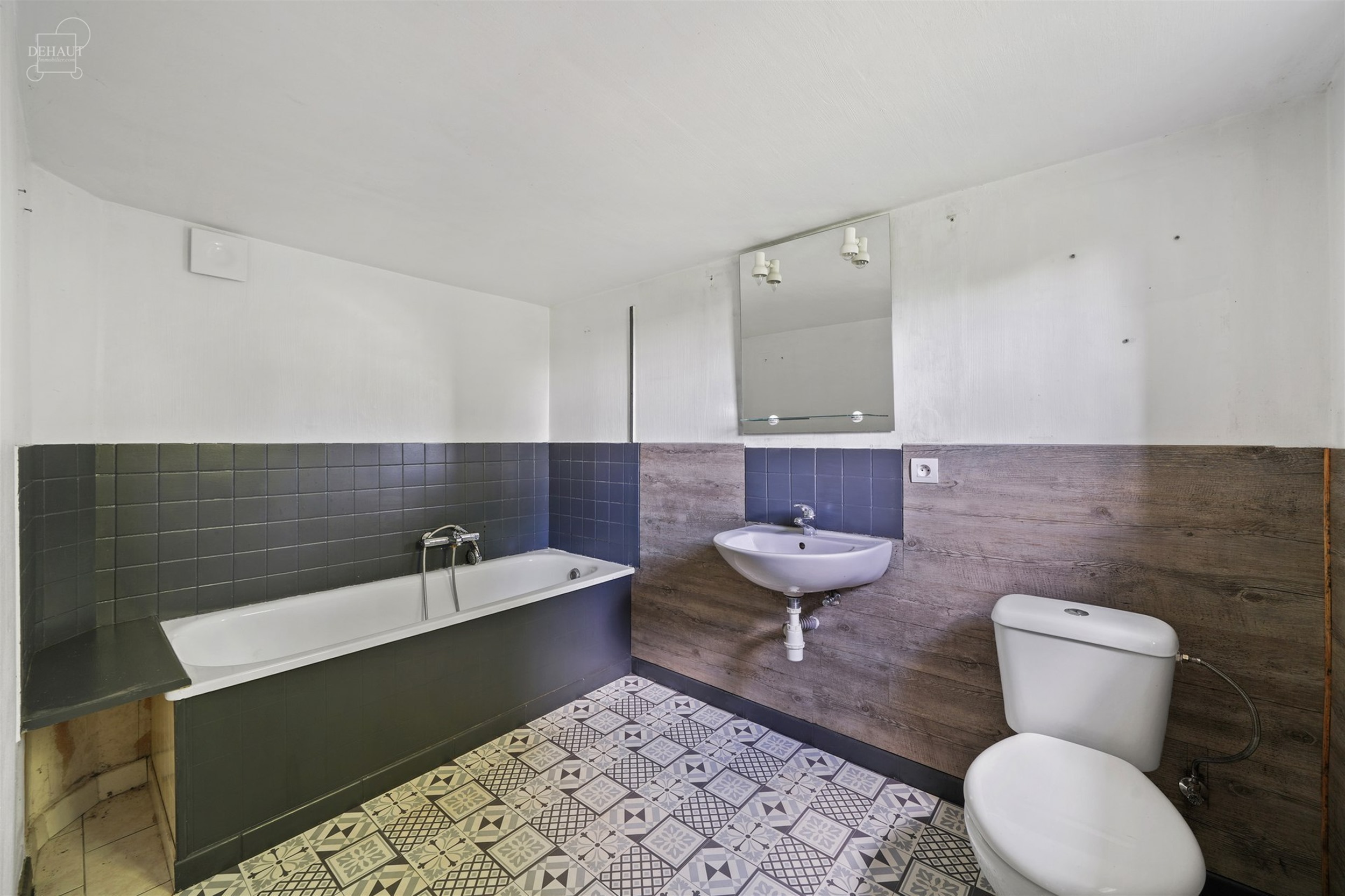 Charmante gelijkvloerse woning, iets terugliggend van een landweggetje, gebouwd op een perceel van ca. 1900 m².
Bestaat uit een woonkamer, een eetkam...