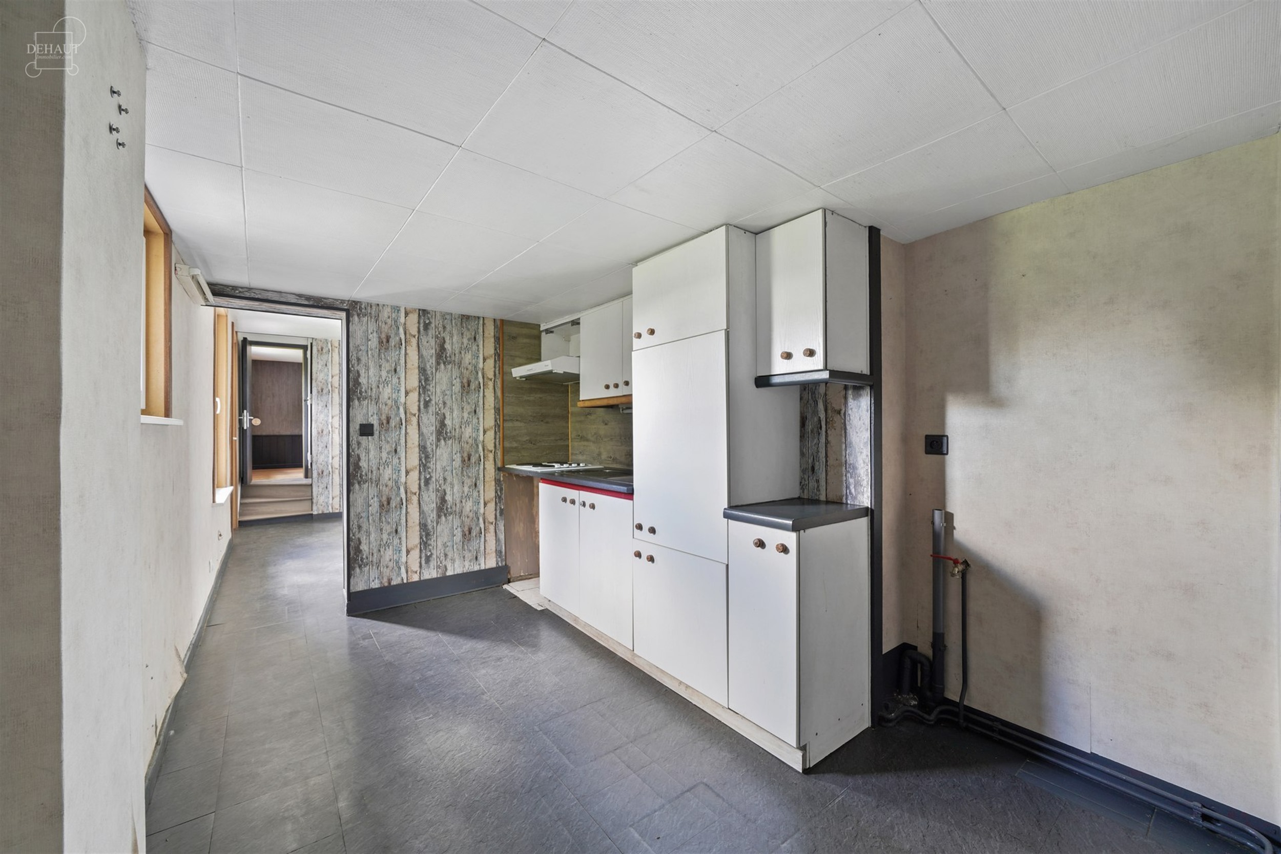 Charmante gelijkvloerse woning, iets terugliggend van een landweggetje, gebouwd op een perceel van ca. 1900 m².
Bestaat uit een woonkamer, een eetkam...