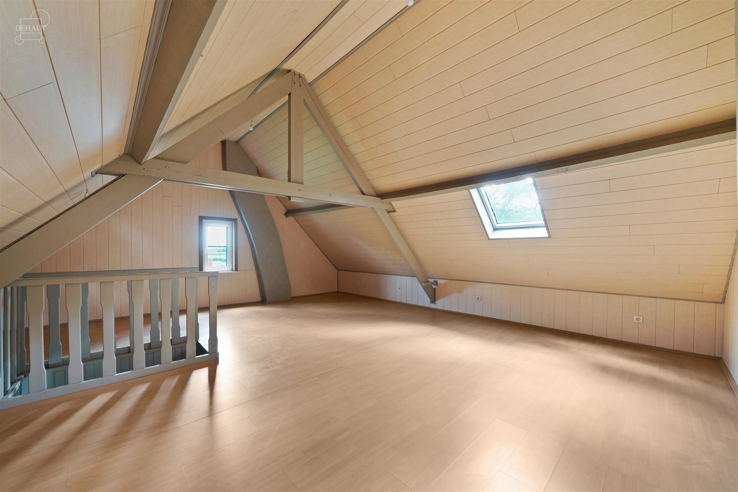 Charmante gelijkvloerse woning, iets terugliggend van een landweggetje, gebouwd op een perceel van ca. 1900 m².
Bestaat uit een woonkamer, een eetkam...