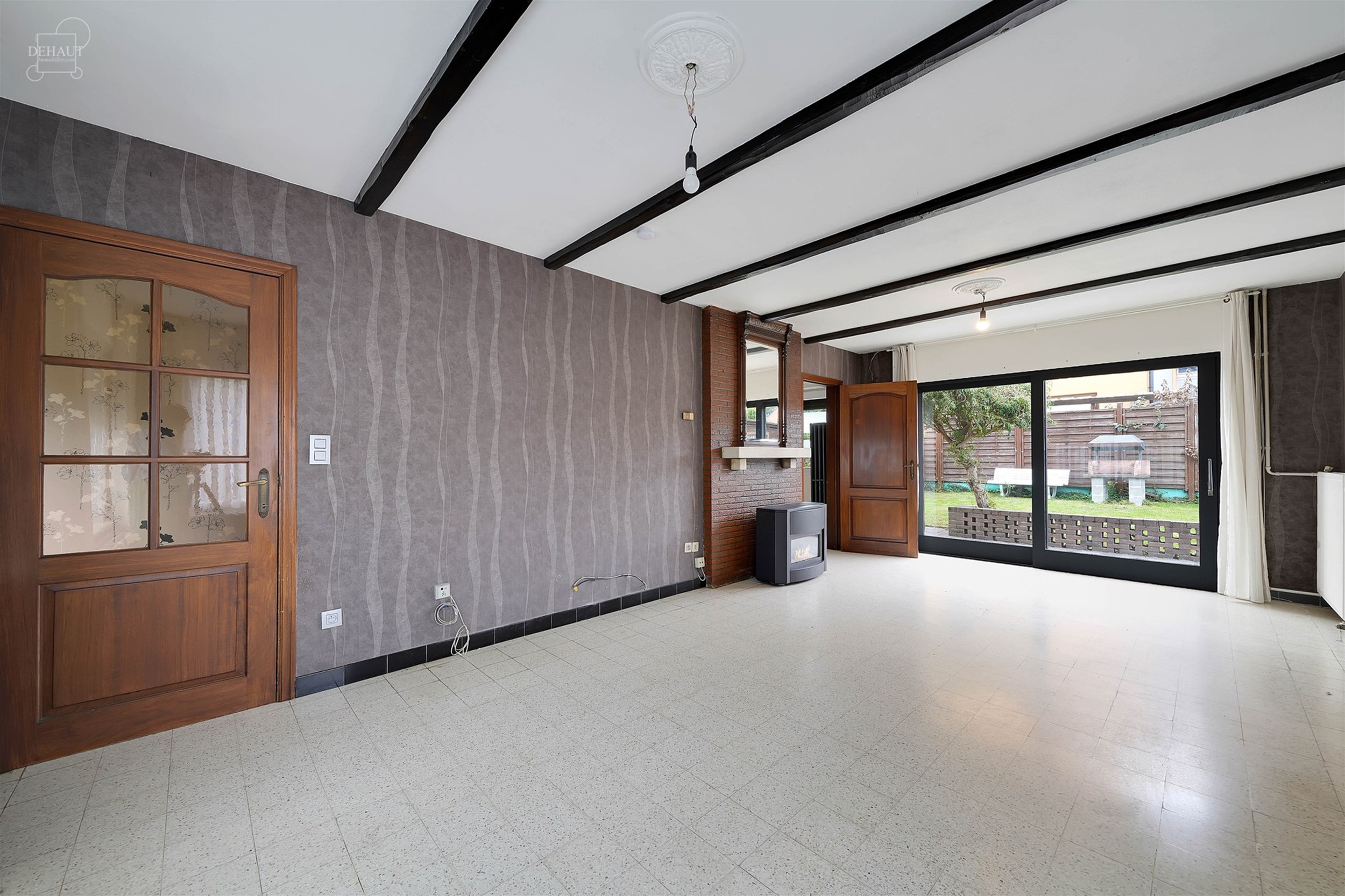 Maison semi-individuelle avec garage située dans un quartier résidentiel.
Se compose d'un hall d'entrée desservant un séjour, une cuisine, un cel...