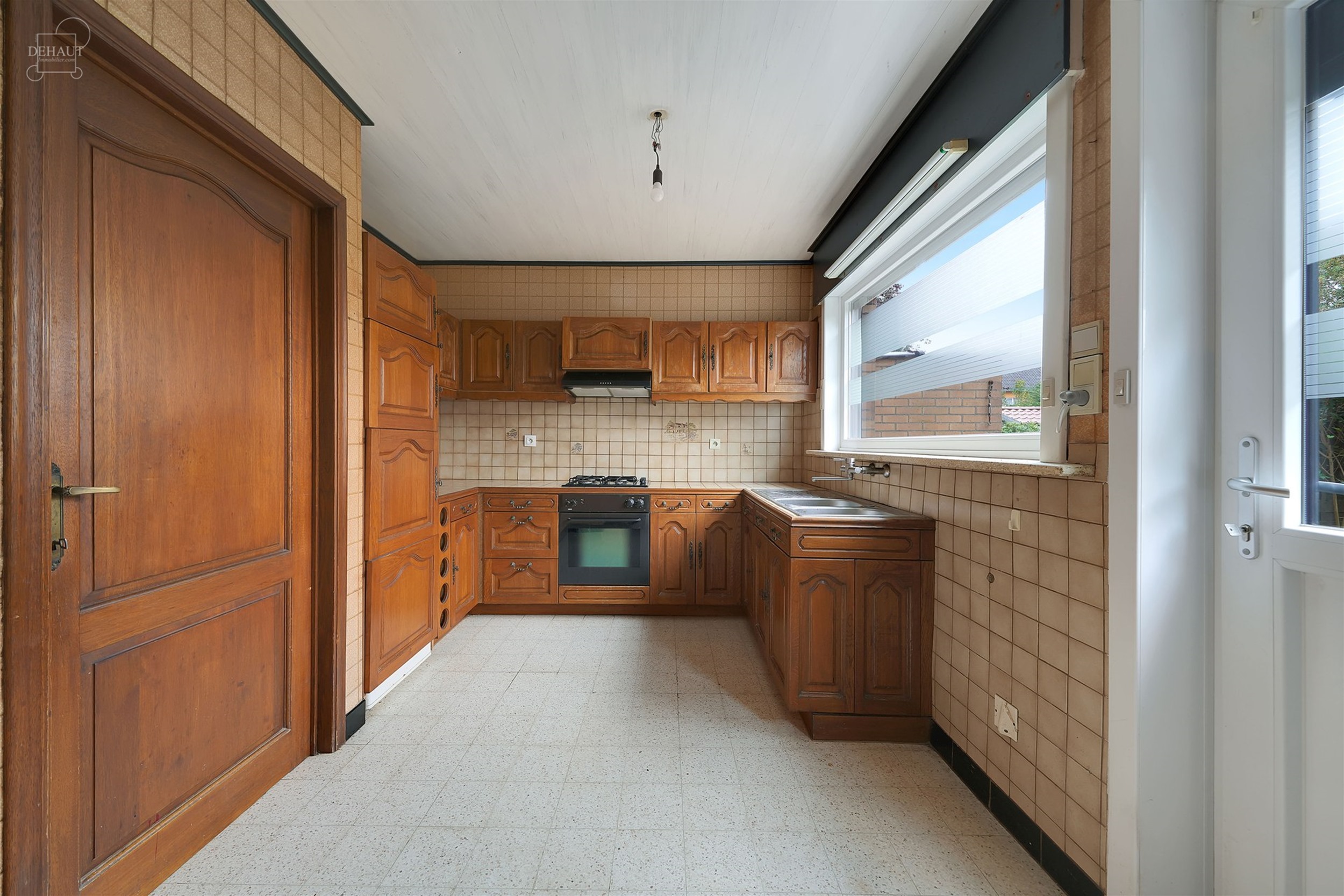 Maison semi-individuelle avec garage située dans un quartier résidentiel.
Se compose d'un hall d'entrée desservant un séjour, une cuisine, un cel...