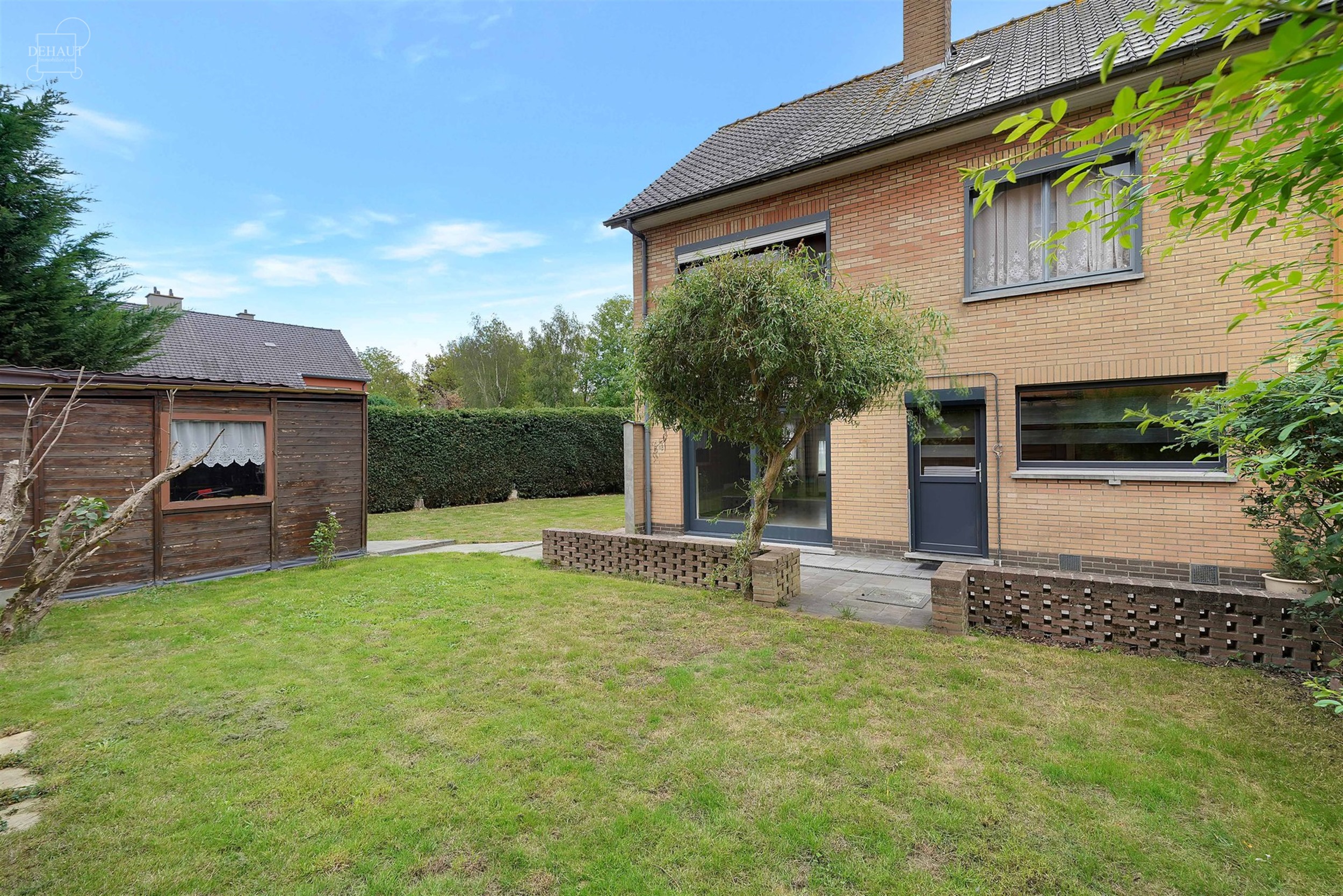 Maison semi-individuelle avec garage située dans un quartier résidentiel.
Se compose d'un hall d'entrée desservant un séjour, une cuisine, un cel...