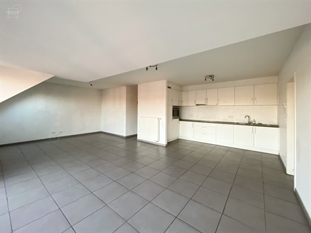 Joli appartement situé au troisième étage d'un immeuble avec ascenseur construit en 2018. 
Comprend un hall d'entrée, un séjour ouvert sur une c...
