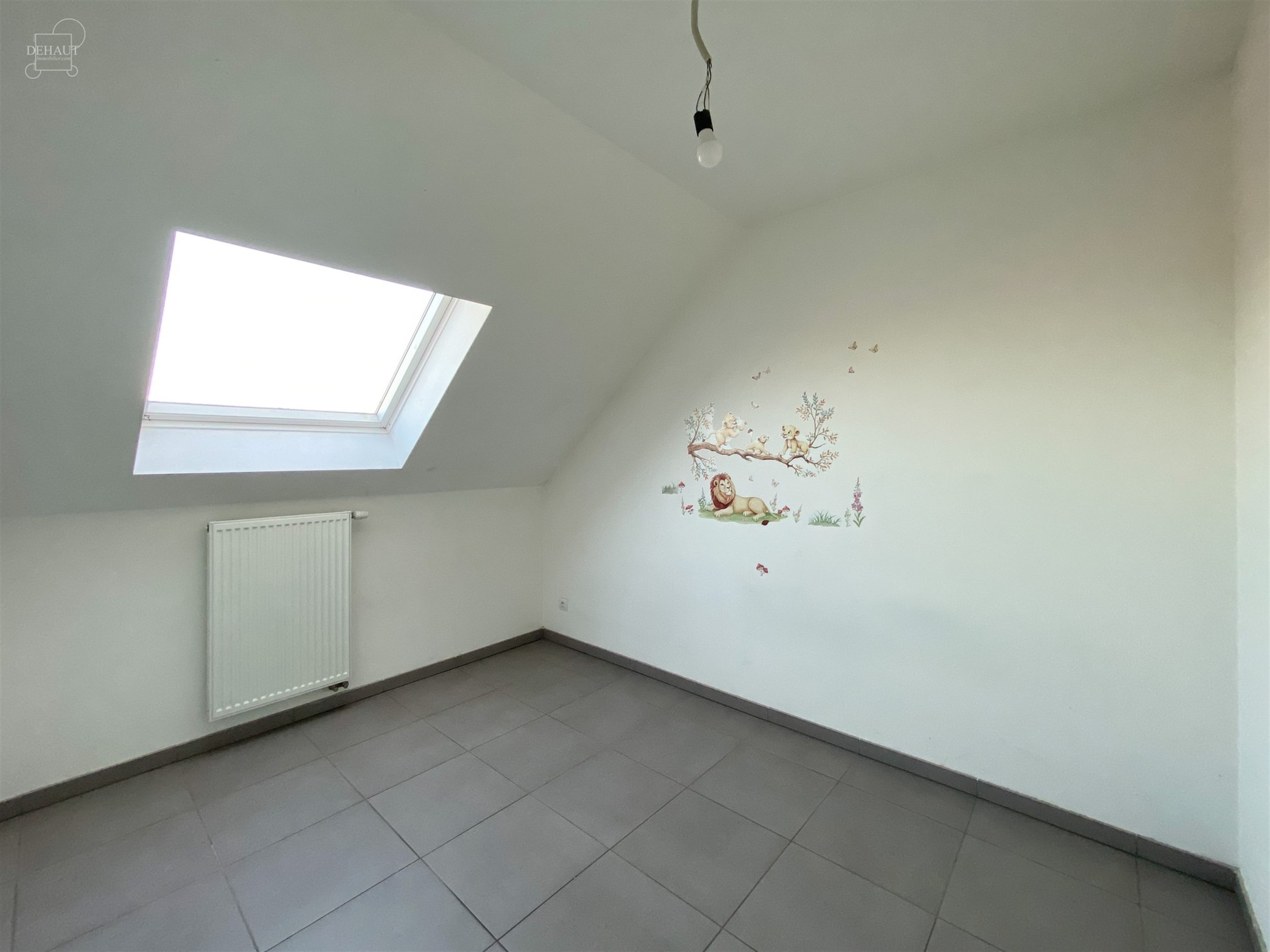 Joli appartement situé au troisième étage d'un immeuble avec ascenseur construit en 2018. 
Comprend un hall d'entrée, un séjour ouvert sur une c...