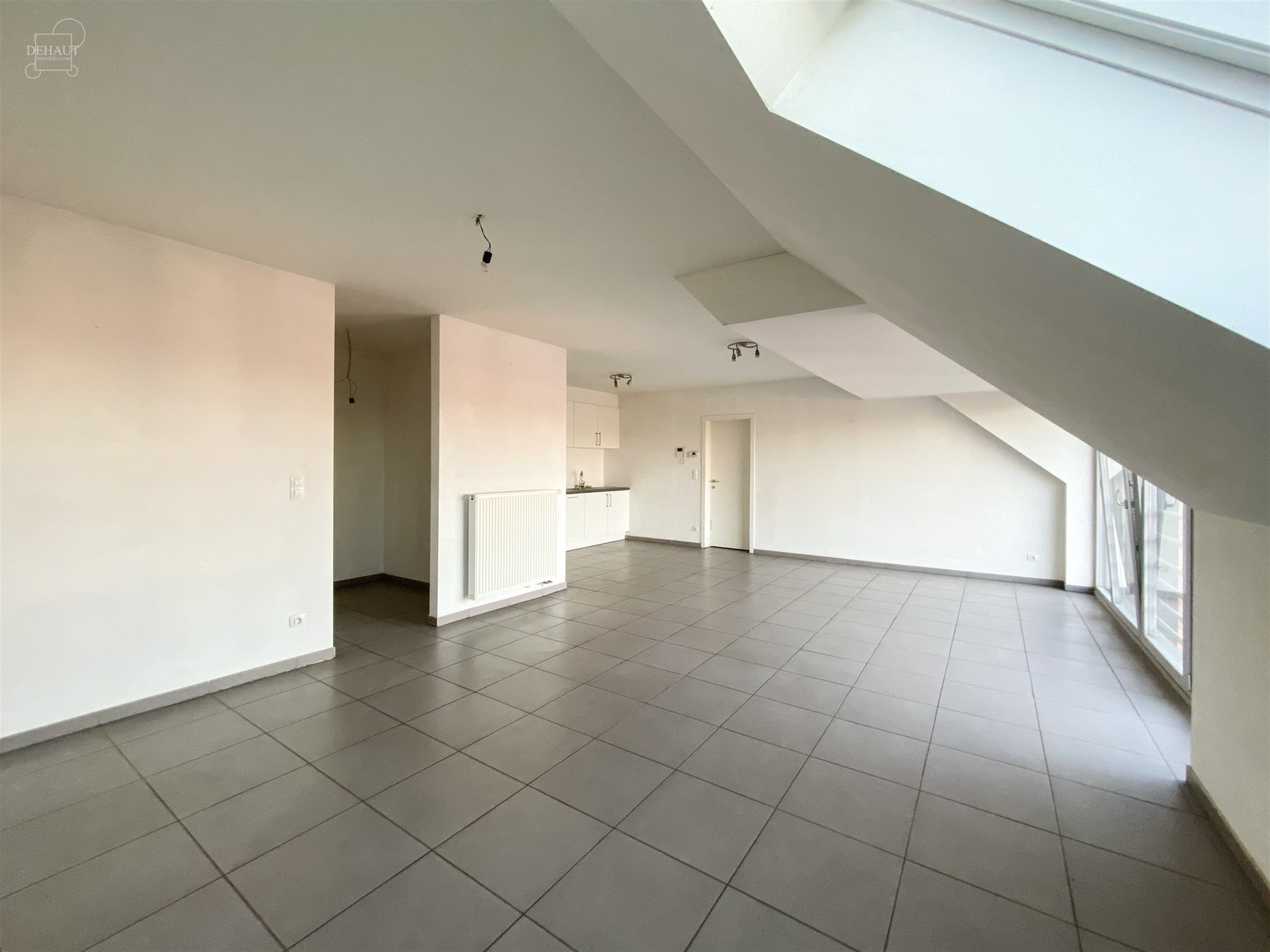 Joli appartement situé au troisième étage d'un immeuble avec ascenseur construit en 2018. 
Comprend un hall d'entrée, un séjour ouvert sur une c...