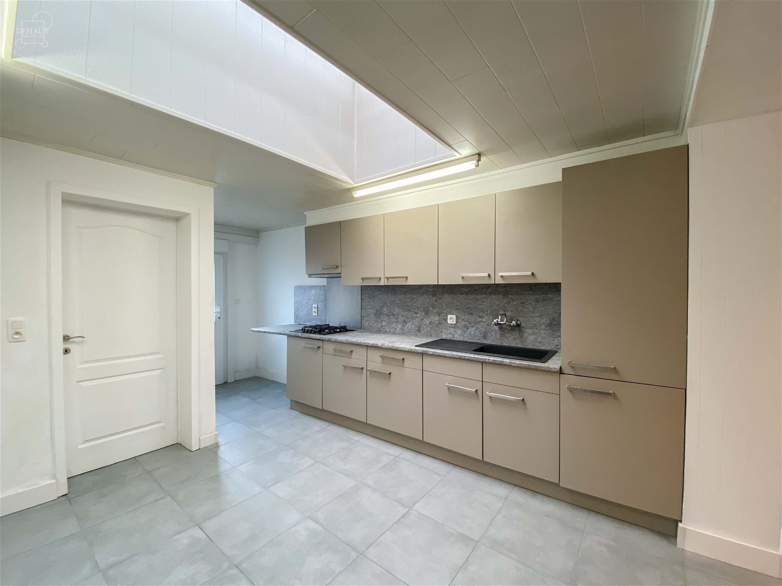 Mooi herenhuis onlangs gerenoveerd met een inkomhal, een woonkamer, een keuken, een badkamer en 3 slaapkamers. Mooie tuin met tegel terras. Onmiddelij...