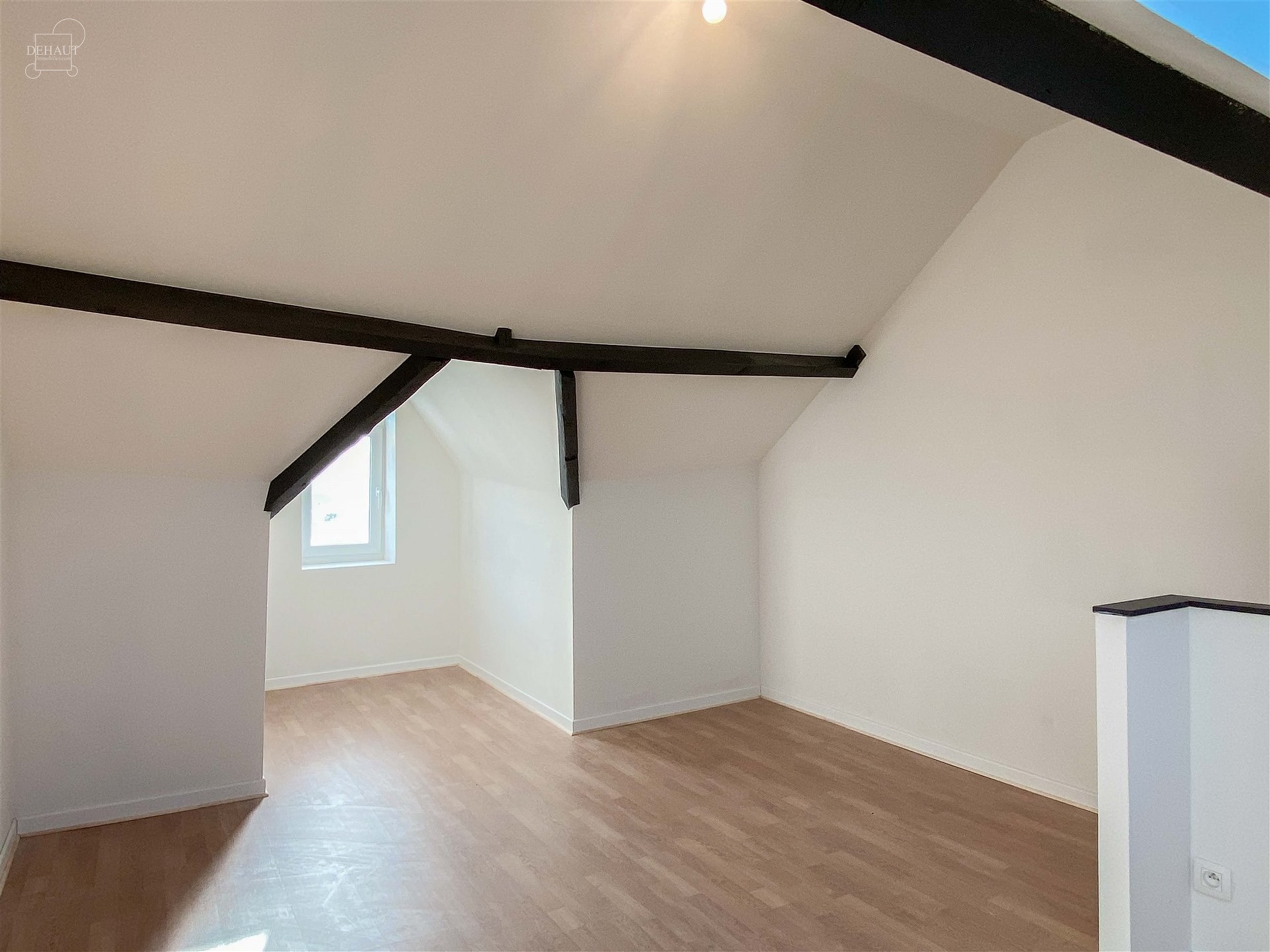 Mooi herenhuis onlangs gerenoveerd met een inkomhal, een woonkamer, een keuken, een badkamer en 3 slaapkamers. Mooie tuin met tegel terras. Onmiddelij...