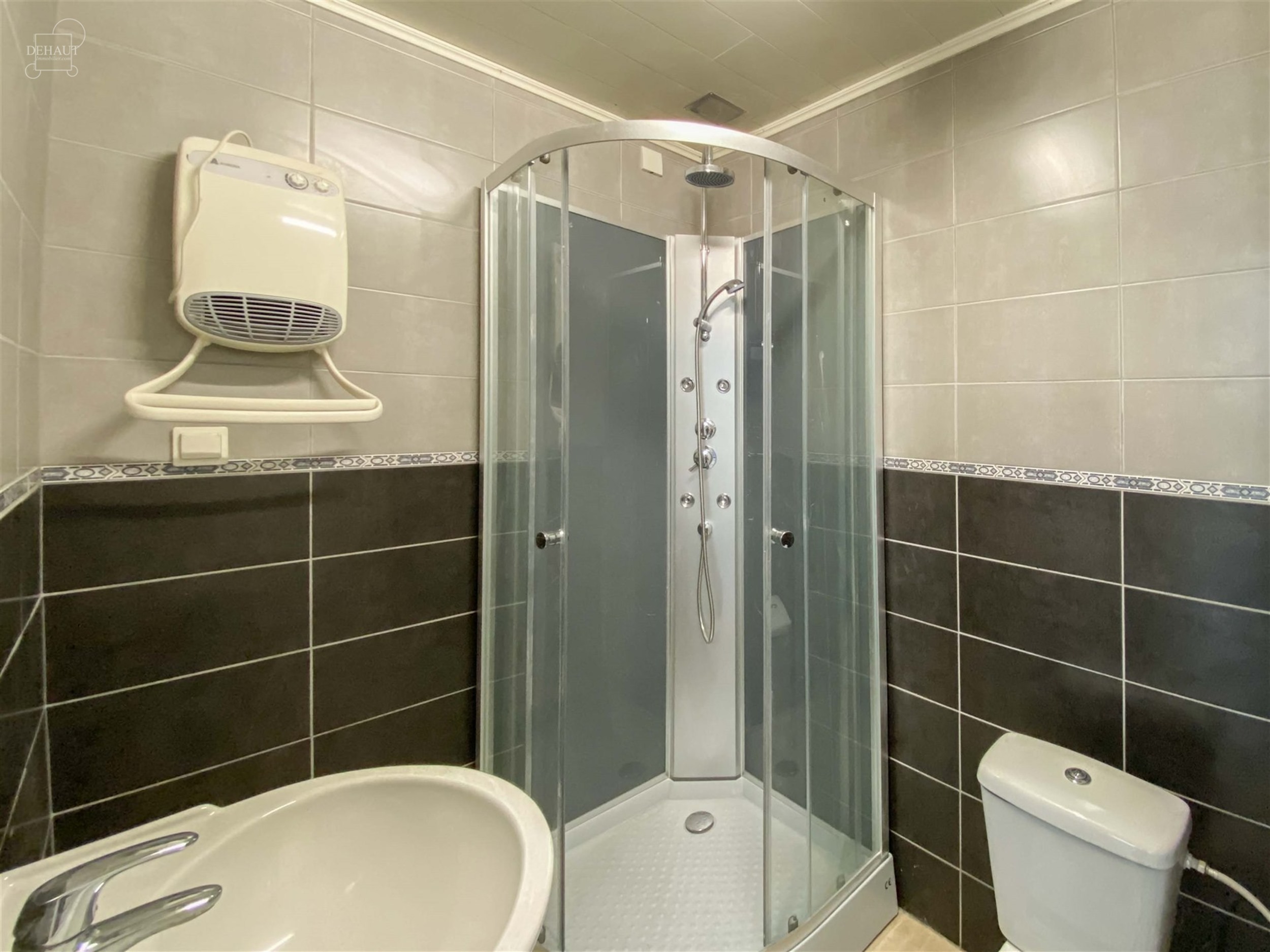 Mooi herenhuis onlangs gerenoveerd met een inkomhal, een woonkamer, een keuken, een badkamer en 3 slaapkamers. Mooie tuin met tegel terras. Onmiddelij...