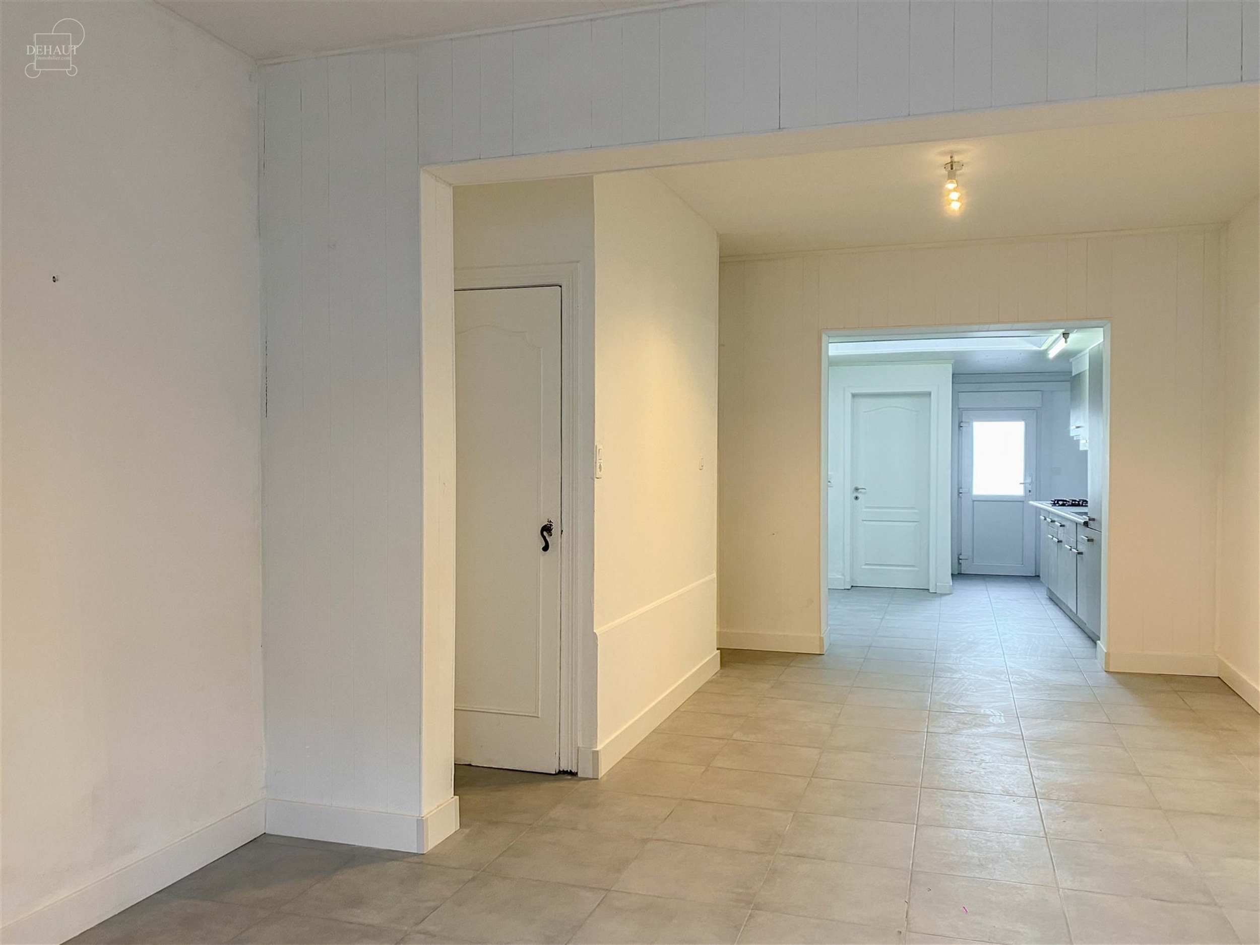Mooi herenhuis onlangs gerenoveerd met een inkomhal, een woonkamer, een keuken, een badkamer en 3 slaapkamers. Mooie tuin met tegel terras. Onmiddelij...