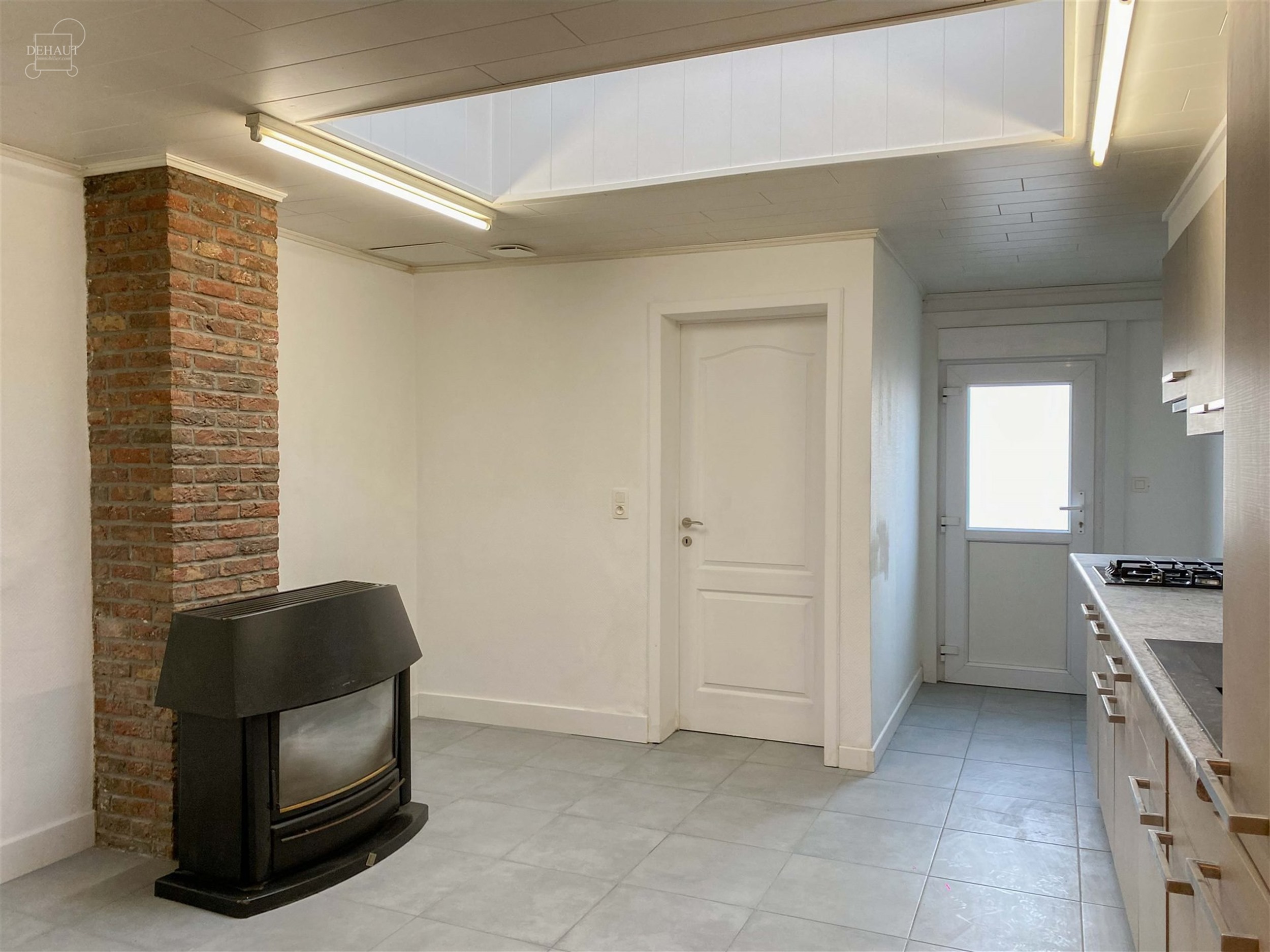 Mooi herenhuis onlangs gerenoveerd met een inkomhal, een woonkamer, een keuken, een badkamer en 3 slaapkamers. Mooie tuin met tegel terras. Onmiddelij...