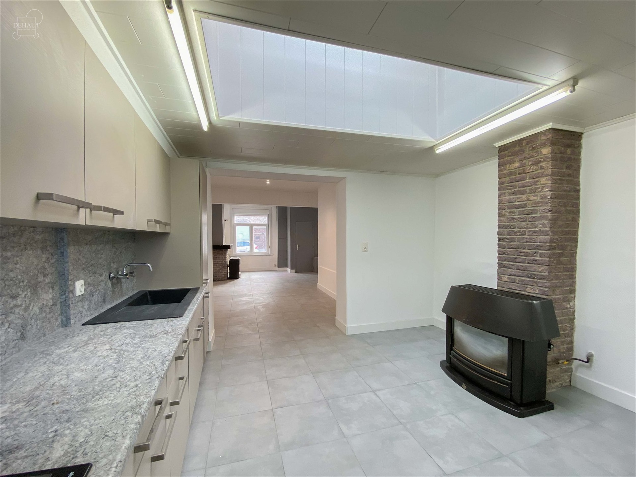 Mooi herenhuis onlangs gerenoveerd met een inkomhal, een woonkamer, een keuken, een badkamer en 3 slaapkamers. Mooie tuin met tegel terras. Onmiddelij...