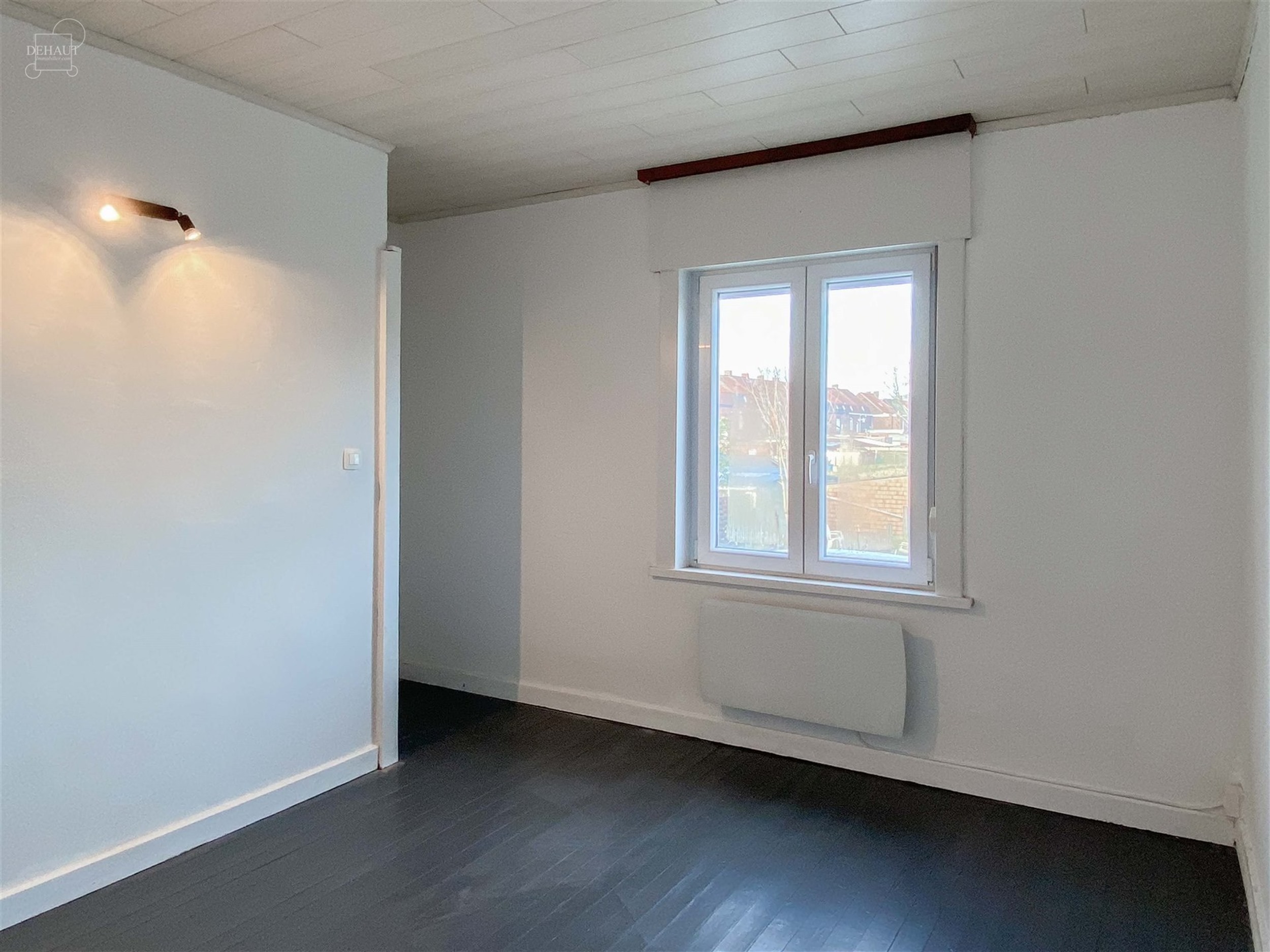Mooi herenhuis onlangs gerenoveerd met een inkomhal, een woonkamer, een keuken, een badkamer en 3 slaapkamers. Mooie tuin met tegel terras. Onmiddelij...