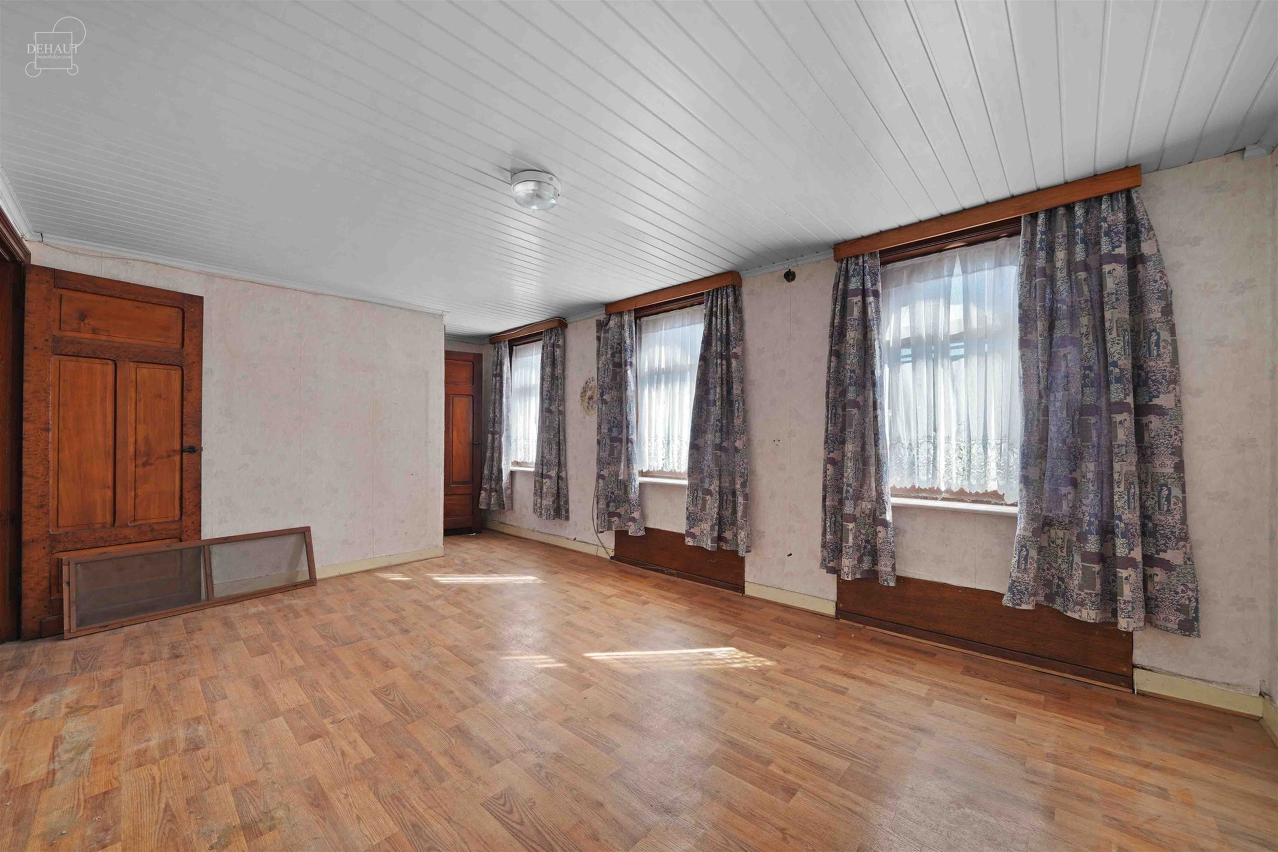 Large maison mitoyenne à rénover avec accès latéral. Se compose d'un hall d'entrée desservant un salon, une salle à manger, une cuisine, une sal...