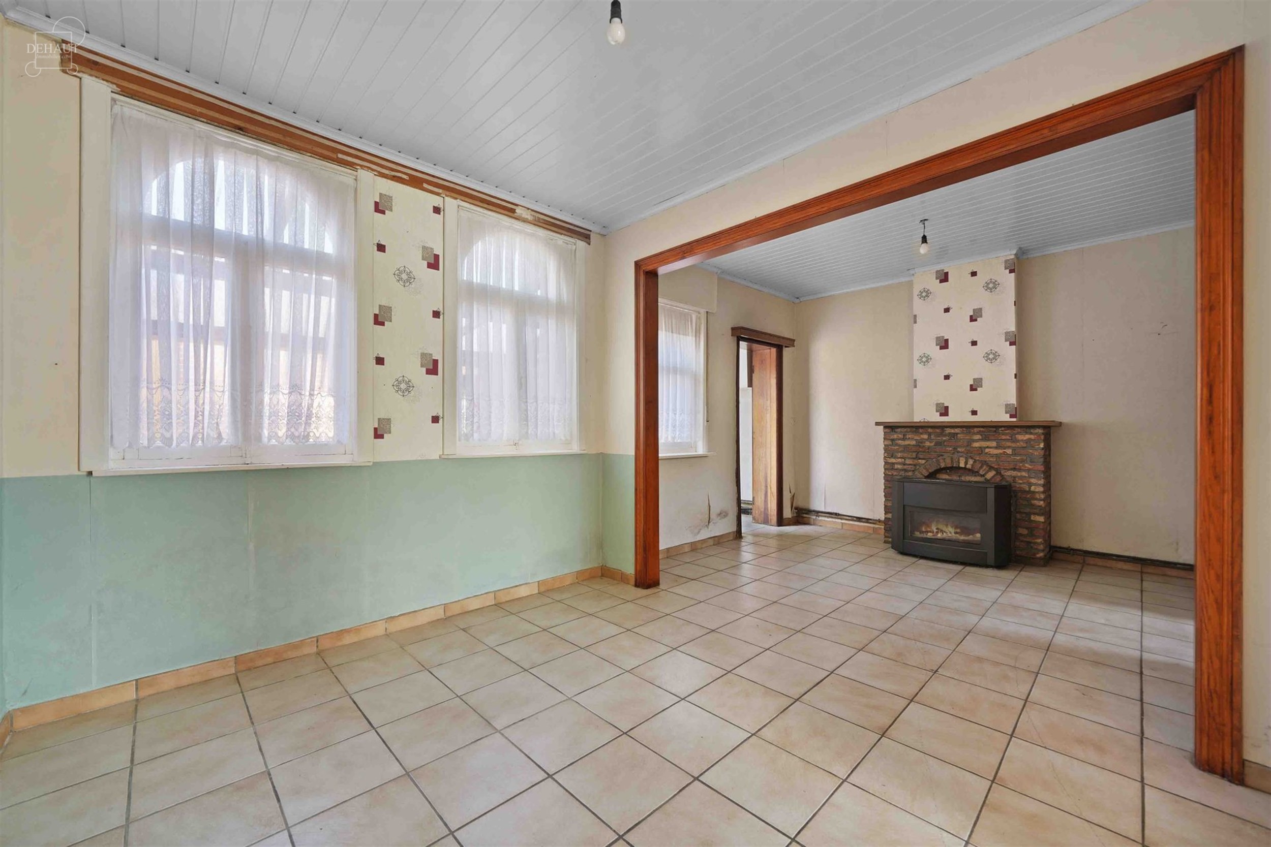 Large maison mitoyenne à rénover avec accès latéral. Se compose d'un hall d'entrée desservant un salon, une salle à manger, une cuisine, une sal...