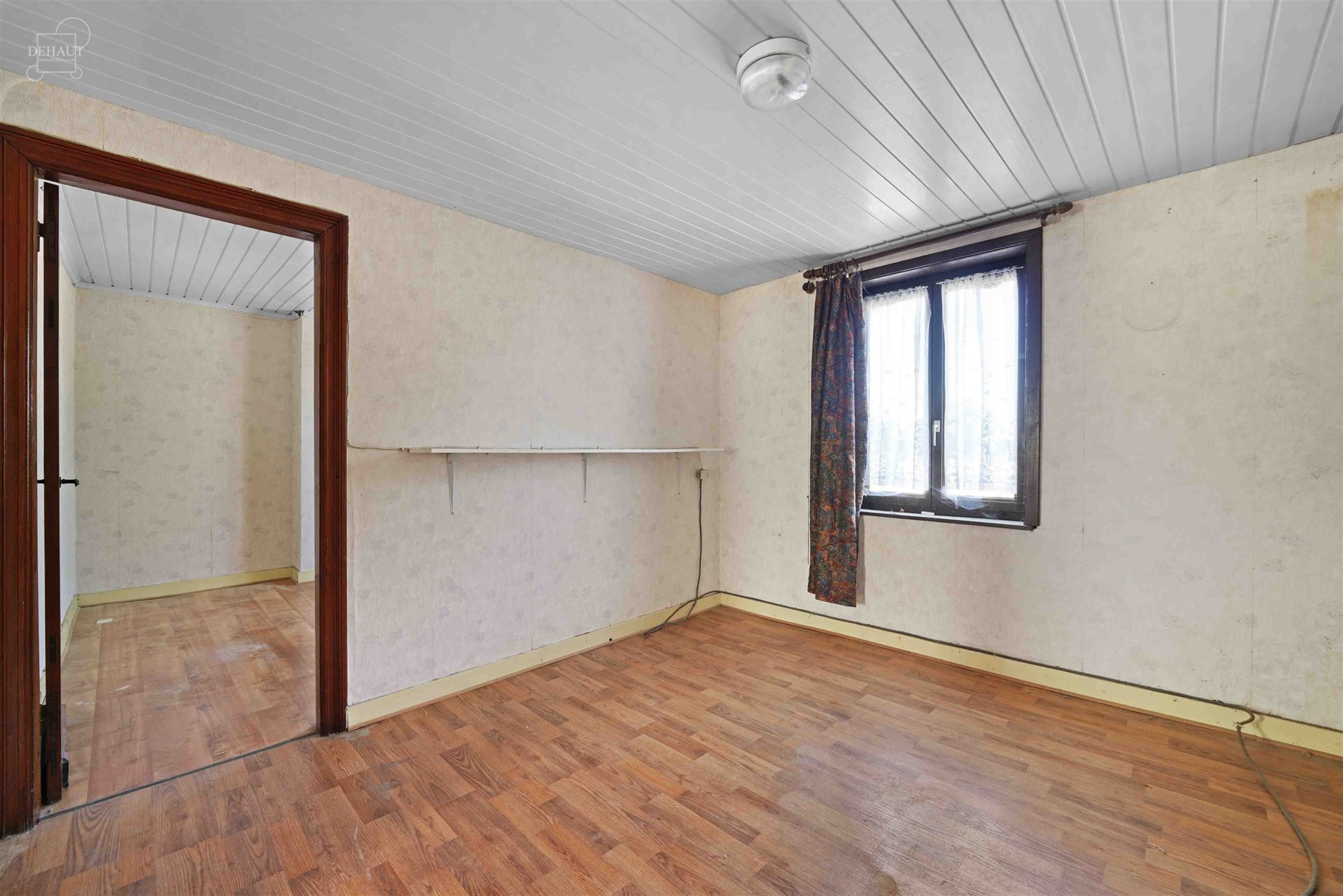Large maison mitoyenne à rénover avec accès latéral. Se compose d'un hall d'entrée desservant un salon, une salle à manger, une cuisine, une sal...