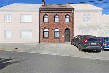 Large maison mitoyenne à rénover avec accès latéral. Se compose d'un hall d'entrée desservant un salon, une salle à manger, une cuisine, une sal...