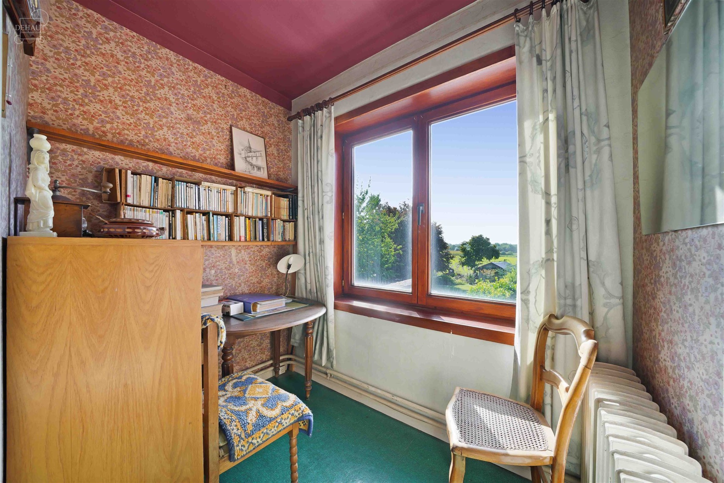 Ruime rijwoning met garage, gelegen op een steenworp afstand van het stadscentrum van COMINES. 
Op de begane grond bevinden zich een hal die uitkomt o...