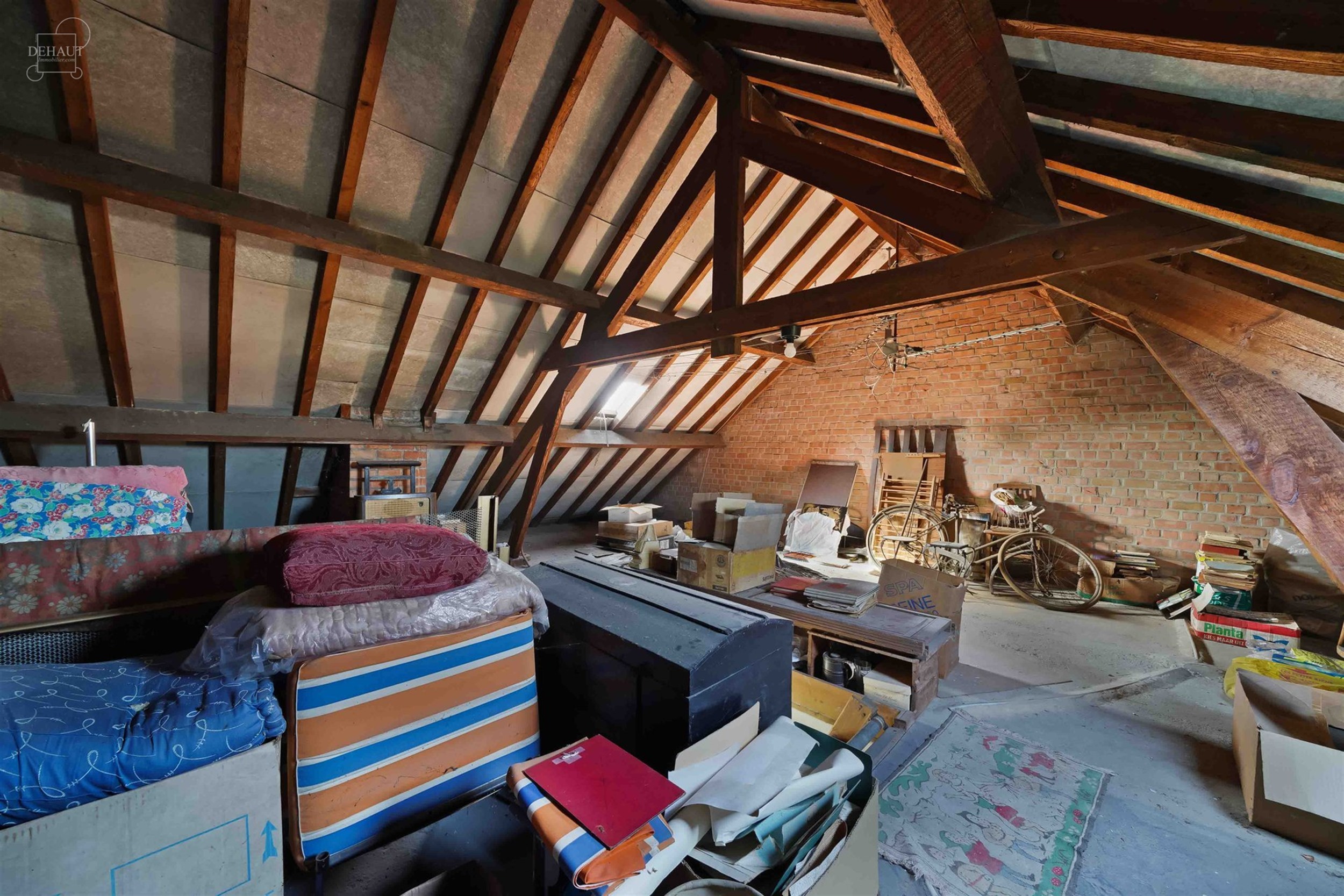 Ruime rijwoning met garage, gelegen op een steenworp afstand van het stadscentrum van COMINES. 
Op de begane grond bevinden zich een hal die uitkomt o...
