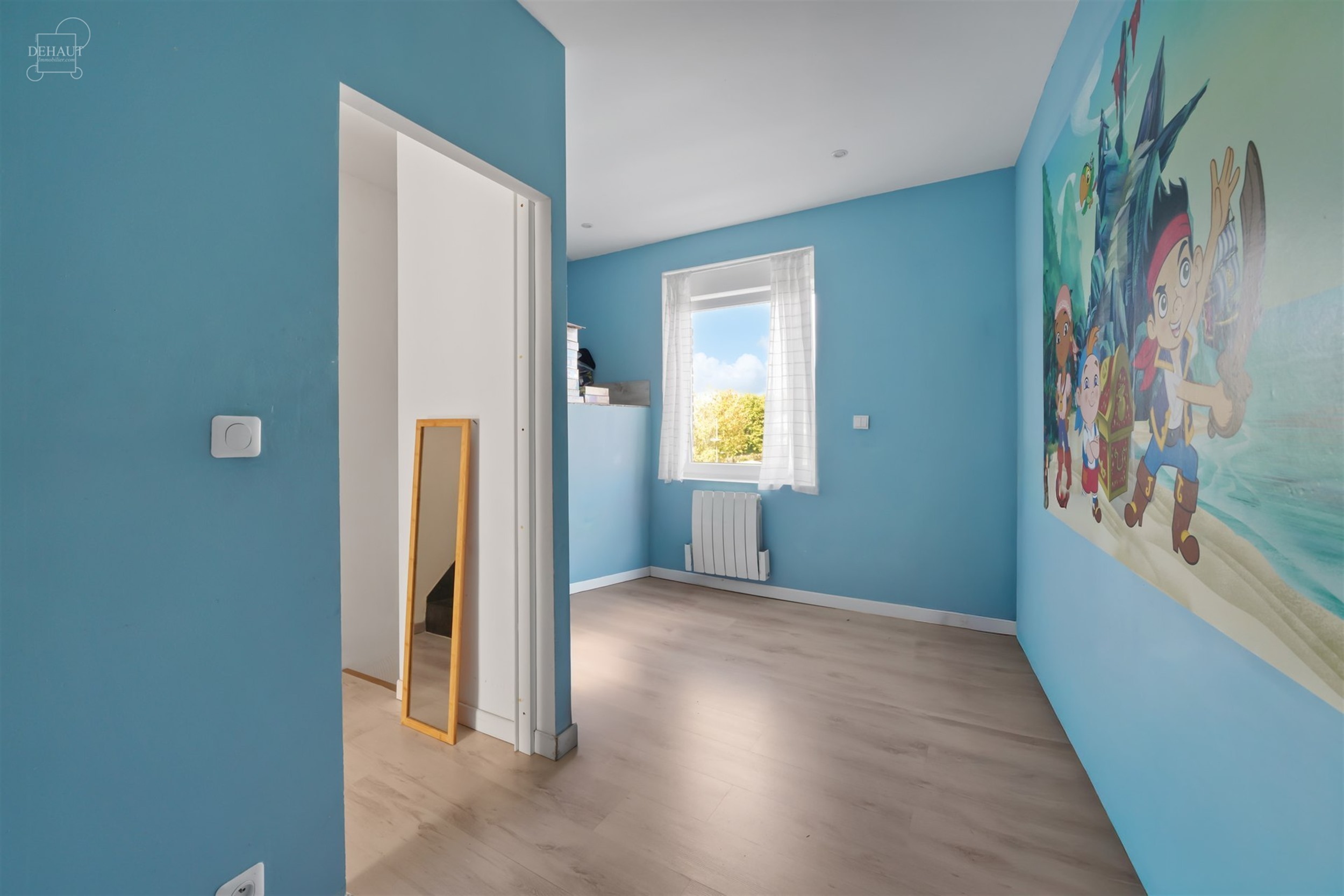 Mooi gerenoveerd herenhuis, gelegen vlak bij alle voorzieningen.
Bestaat uit een ruime inkomhal, een woonkamer die uitkomt op een ingerichte keuken, e...
