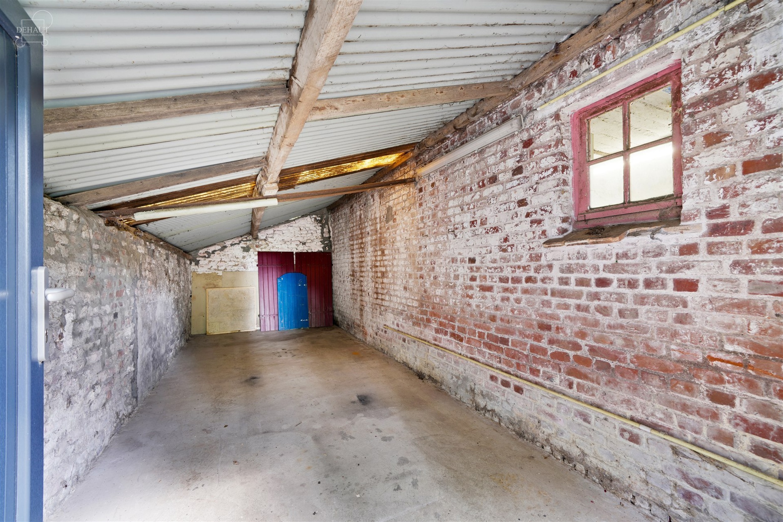 Charmante gelijkvloerse woning, iets terugliggend van een landweggetje, gebouwd op een perceel van ca. 1900 m².
Bestaat uit een woonkamer, een eetkam...