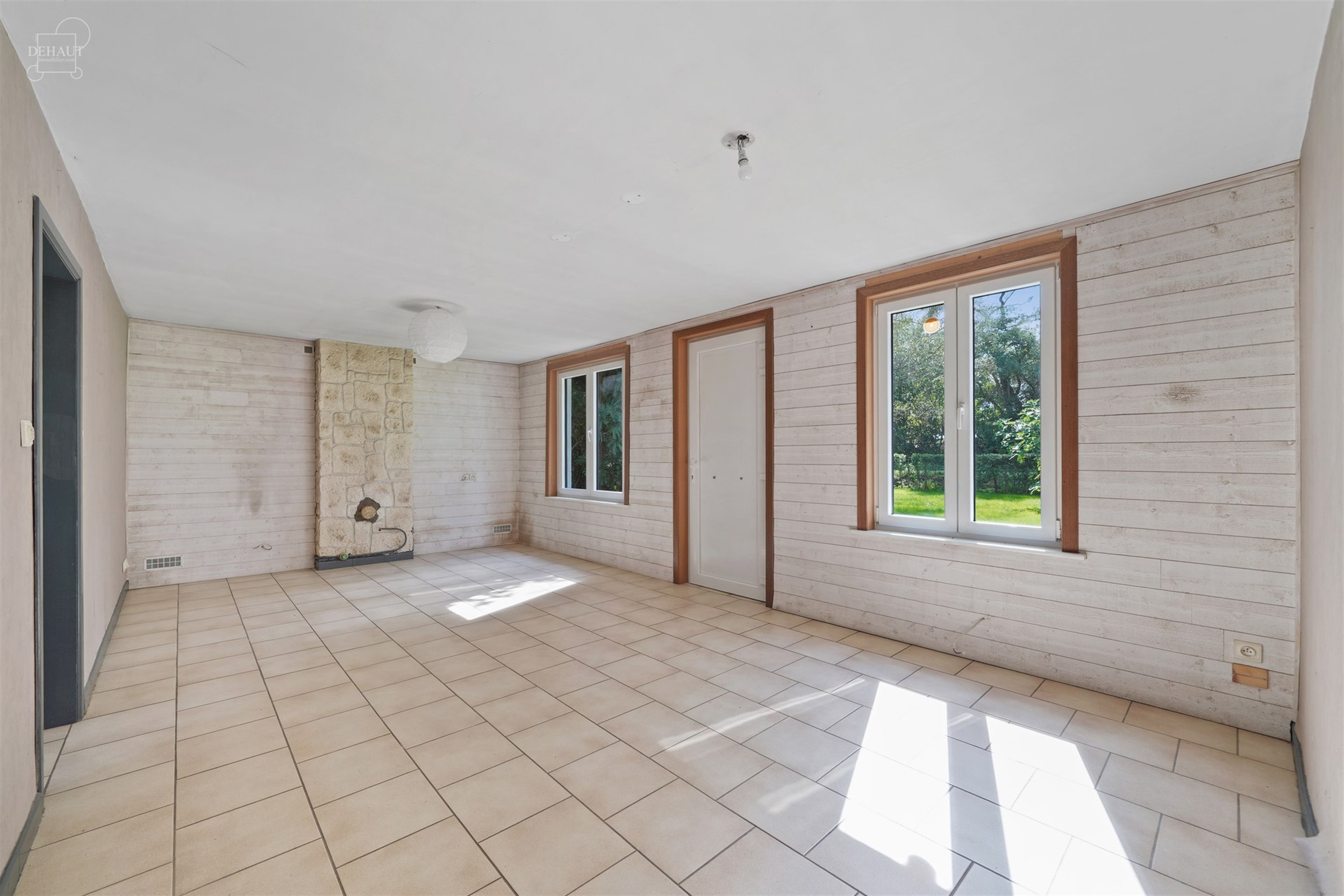 Charmante gelijkvloerse woning, iets terugliggend van een landweggetje, gebouwd op een perceel van ca. 1900 m².
Bestaat uit een woonkamer, een eetkam...