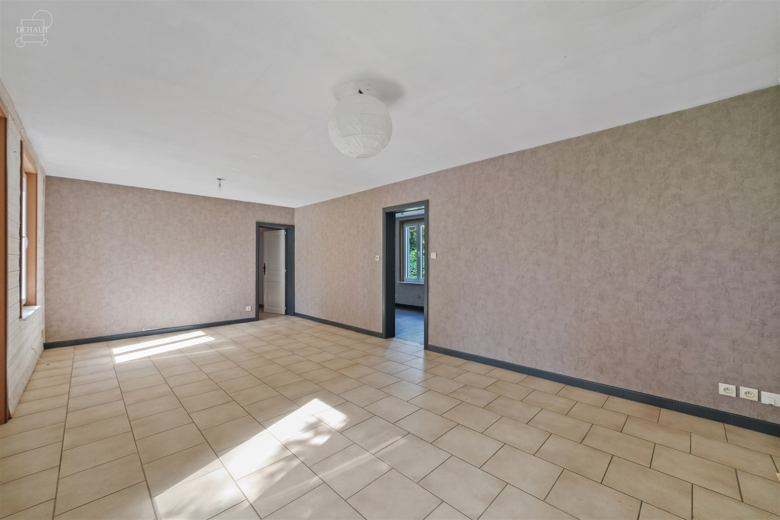 Charmante gelijkvloerse woning, iets terugliggend van een landweggetje, gebouwd op een perceel van ca. 1900 m².
Bestaat uit een woonkamer, een eetkam...