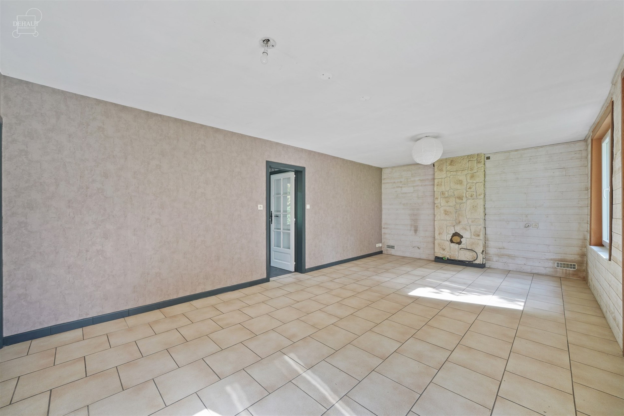 Charmante gelijkvloerse woning, iets terugliggend van een landweggetje, gebouwd op een perceel van ca. 1900 m².
Bestaat uit een woonkamer, een eetkam...