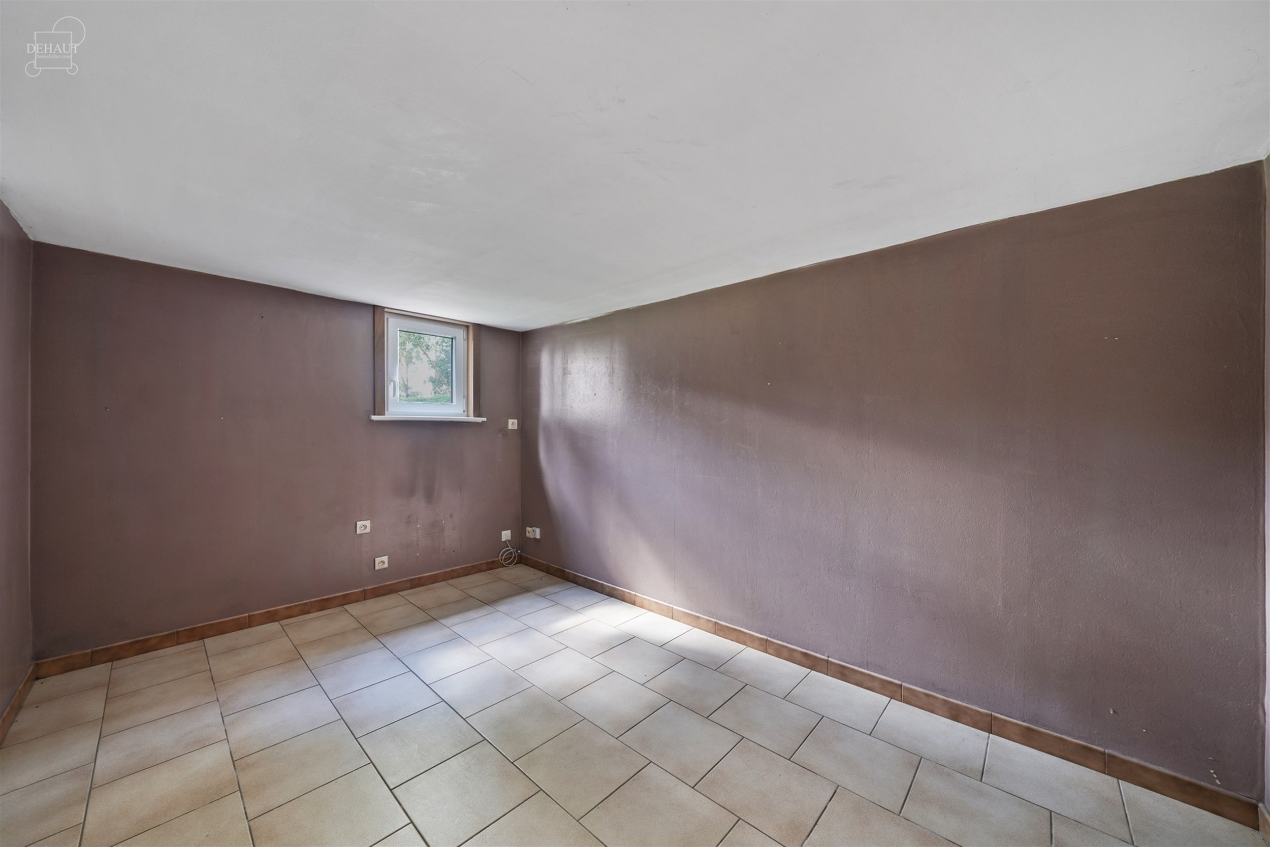 Charmante gelijkvloerse woning, iets terugliggend van een landweggetje, gebouwd op een perceel van ca. 1900 m².
Bestaat uit een woonkamer, een eetkam...