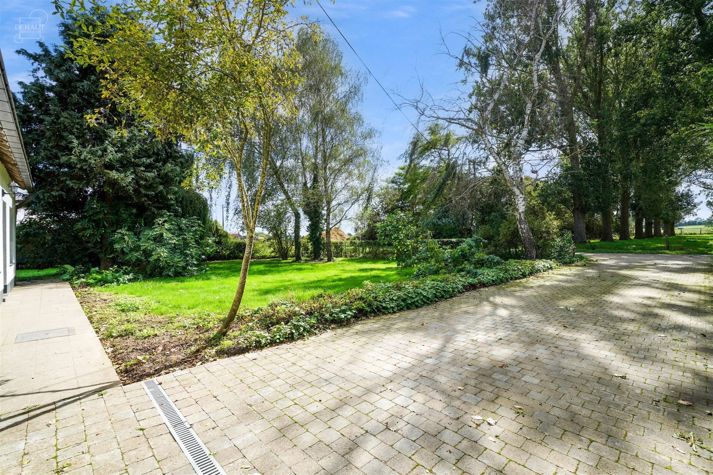 Charmante gelijkvloerse woning, iets terugliggend van een landweggetje, gebouwd op een perceel van ca. 1900 m².
Bestaat uit een woonkamer, een eetkam...