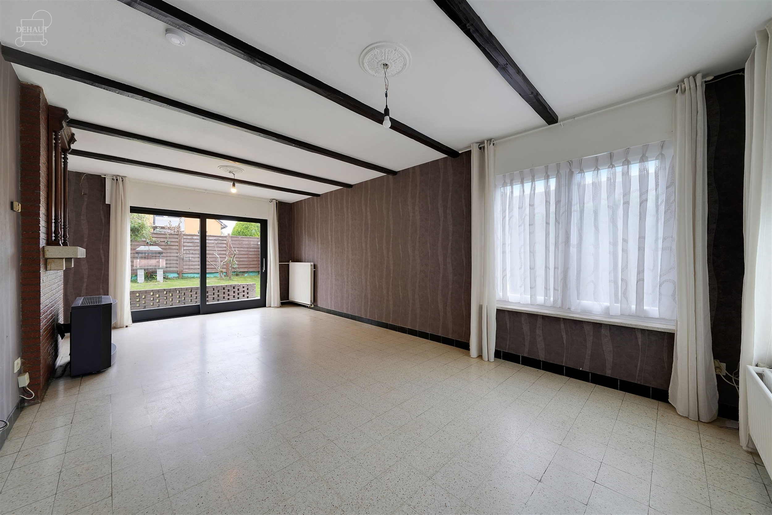 Maison semi-individuelle avec garage située dans un quartier résidentiel.
Se compose d'un hall d'entrée desservant un séjour, une cuisine, un cel...