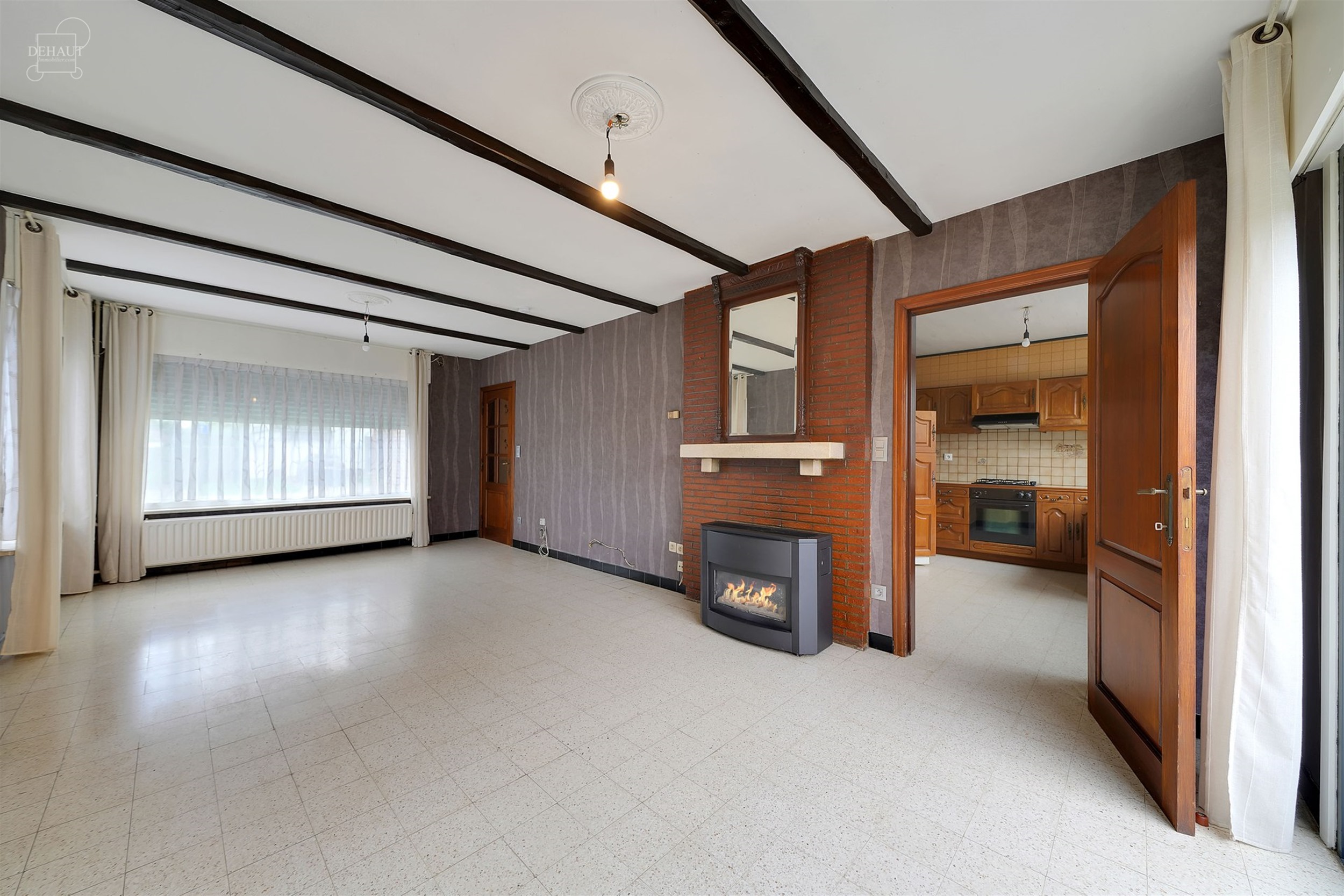 Maison semi-individuelle avec garage située dans un quartier résidentiel.
Se compose d'un hall d'entrée desservant un séjour, une cuisine, un cel...