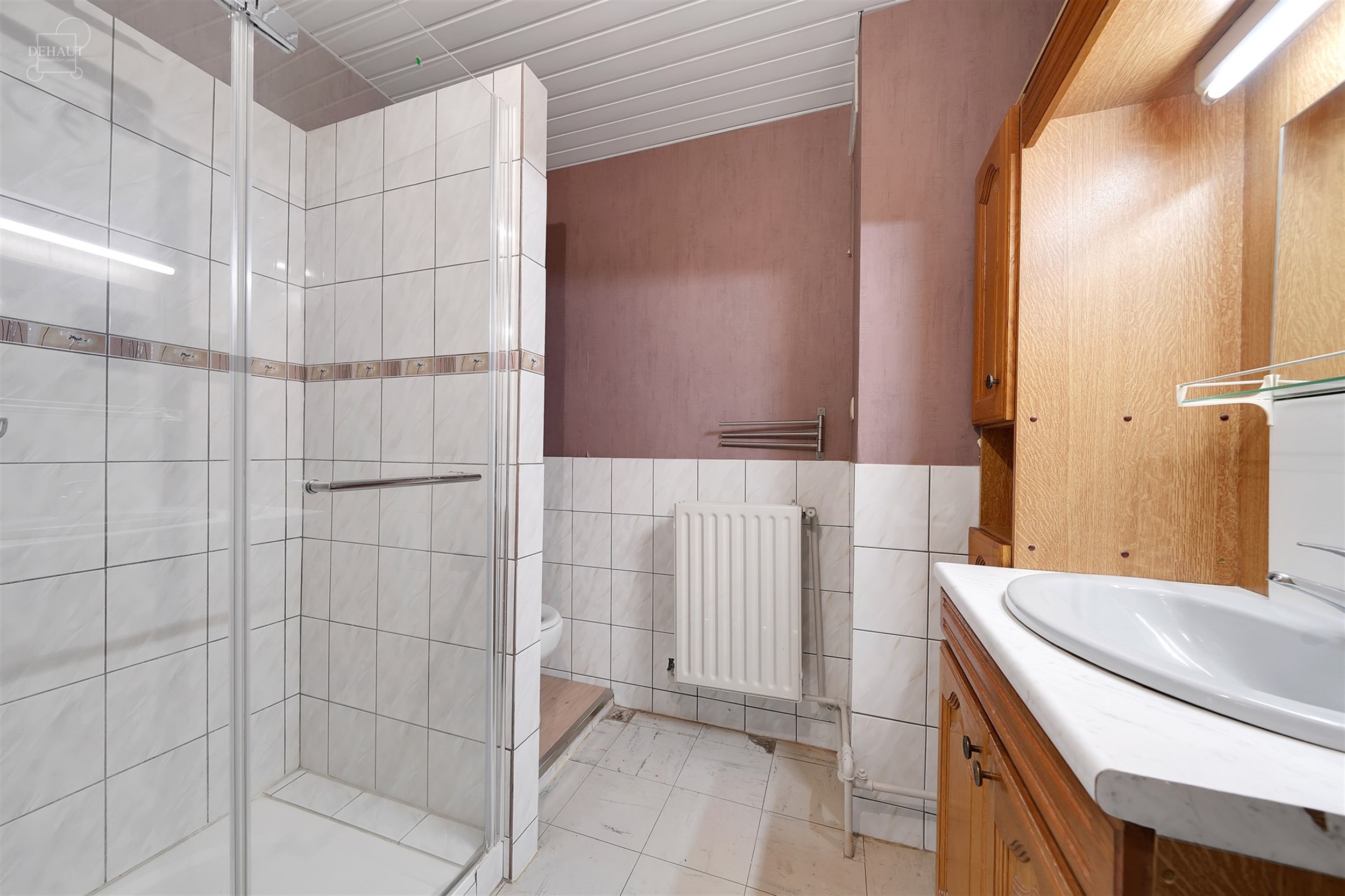 Maison semi-individuelle avec garage située dans un quartier résidentiel.
Se compose d'un hall d'entrée desservant un séjour, une cuisine, un cel...