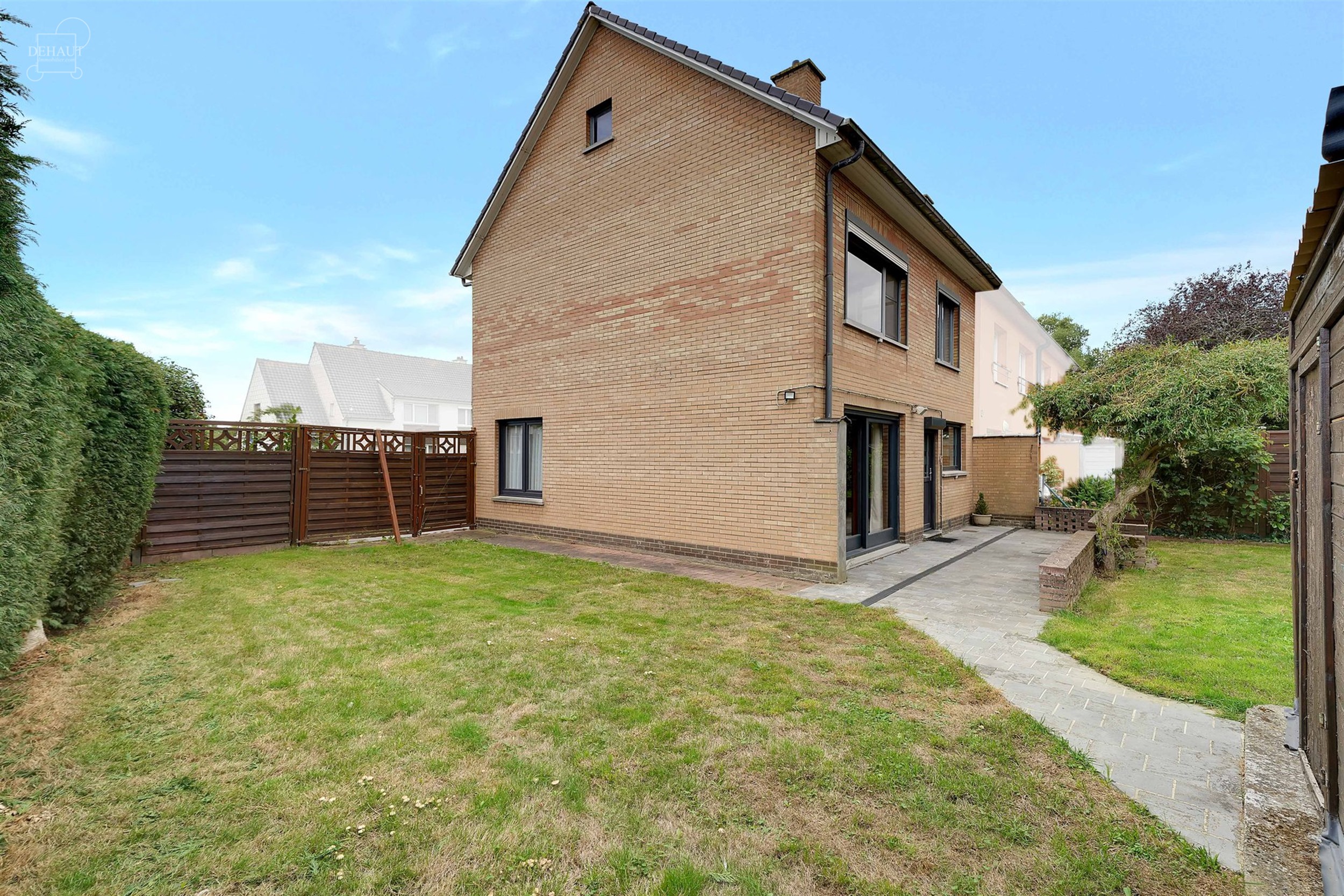 Maison semi-individuelle avec garage située dans un quartier résidentiel.
Se compose d'un hall d'entrée desservant un séjour, une cuisine, un cel...