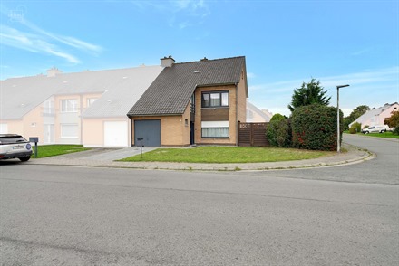 Maison semi-individuelle avec garage située dans un quartier résidentiel.
Se compose d'un hall d'entrée desservant un séjour, une cuisine, un cel...
