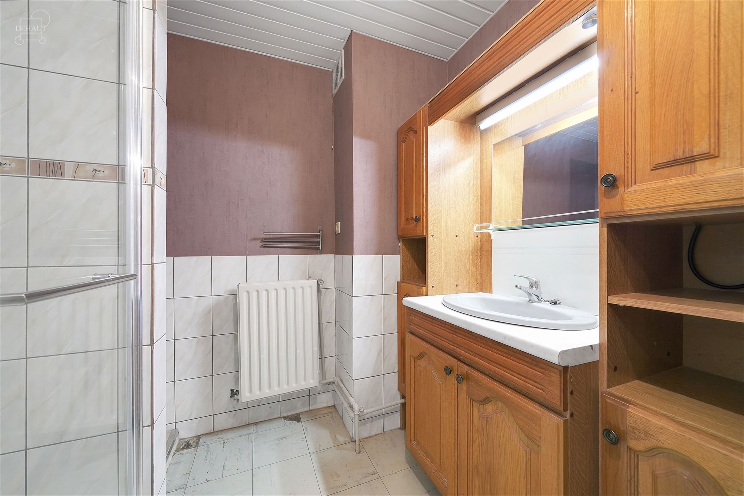 Maison semi-individuelle avec garage située dans un quartier résidentiel.
Se compose d'un hall d'entrée desservant un séjour, une cuisine, un cel...