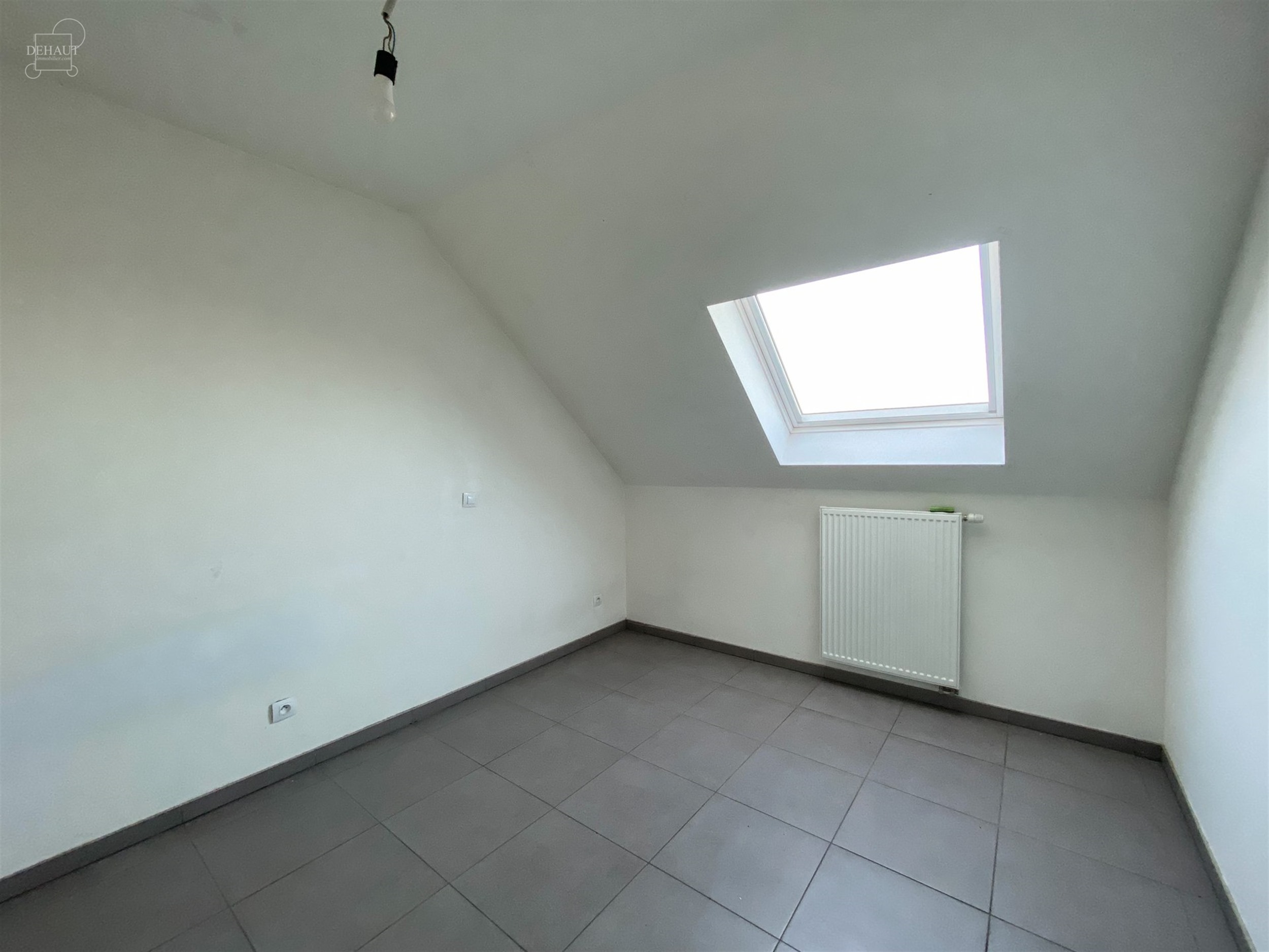 Joli appartement situé au troisième étage d'un immeuble avec ascenseur construit en 2018. 
Comprend un hall d'entrée, un séjour ouvert sur une c...