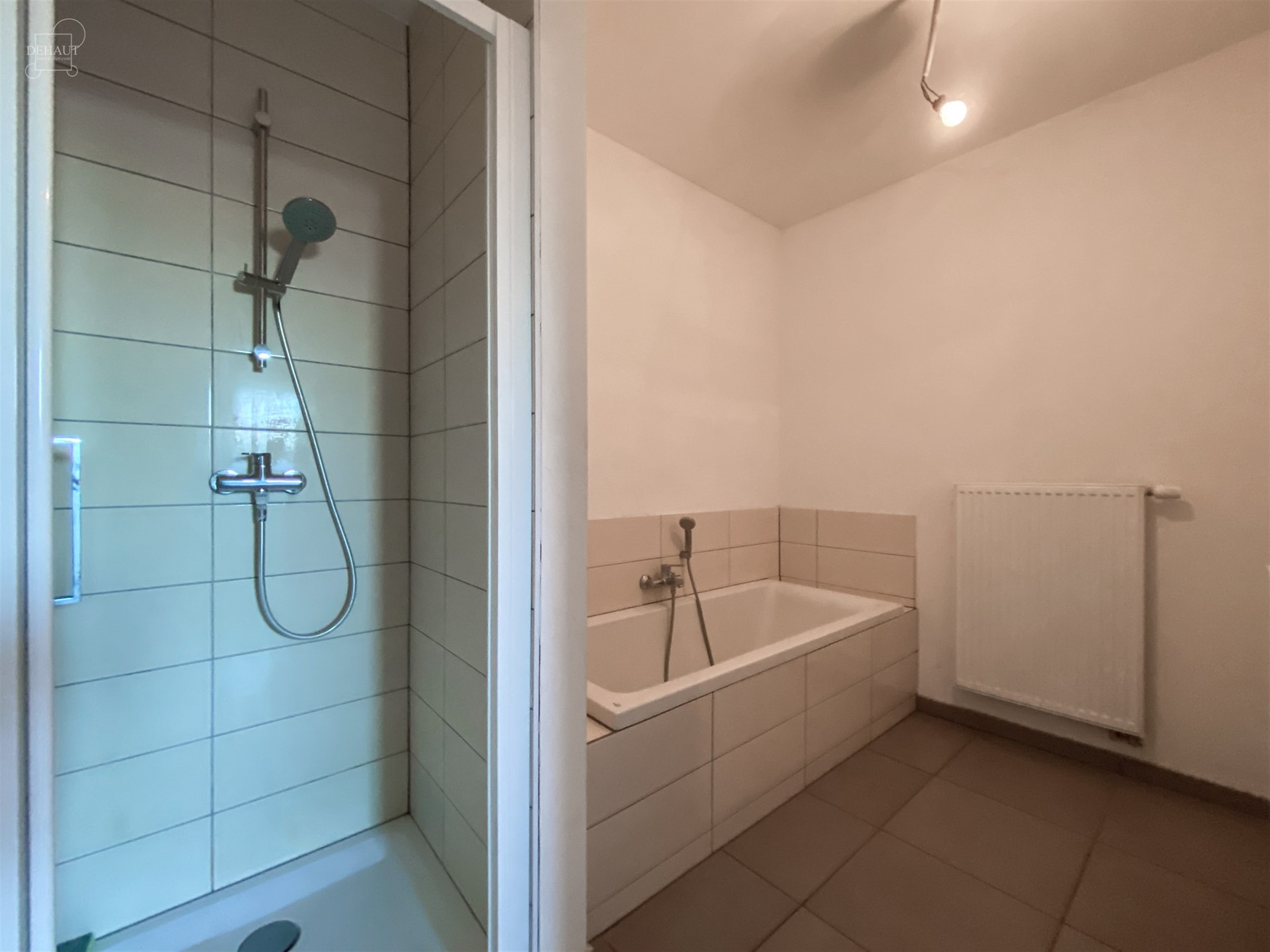 Joli appartement situé au troisième étage d'un immeuble avec ascenseur construit en 2018. 
Comprend un hall d'entrée, un séjour ouvert sur une c...