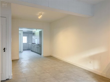 Jolie maison de ville rénovée proposant un hall d'entrée, un séjour, une cuisine, une salle de bain et 3 chambres. 
Jardin avec terrasse. 
Dispo...