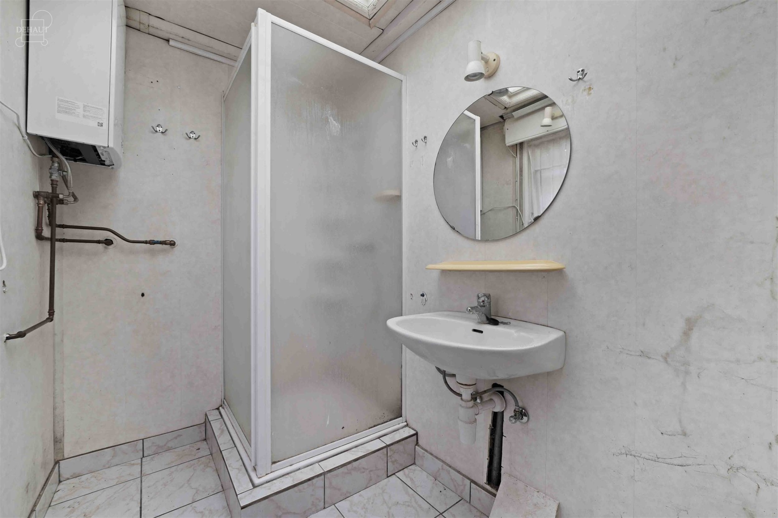 Large maison mitoyenne à rénover avec accès latéral. Se compose d'un hall d'entrée desservant un salon, une salle à manger, une cuisine, une sal...