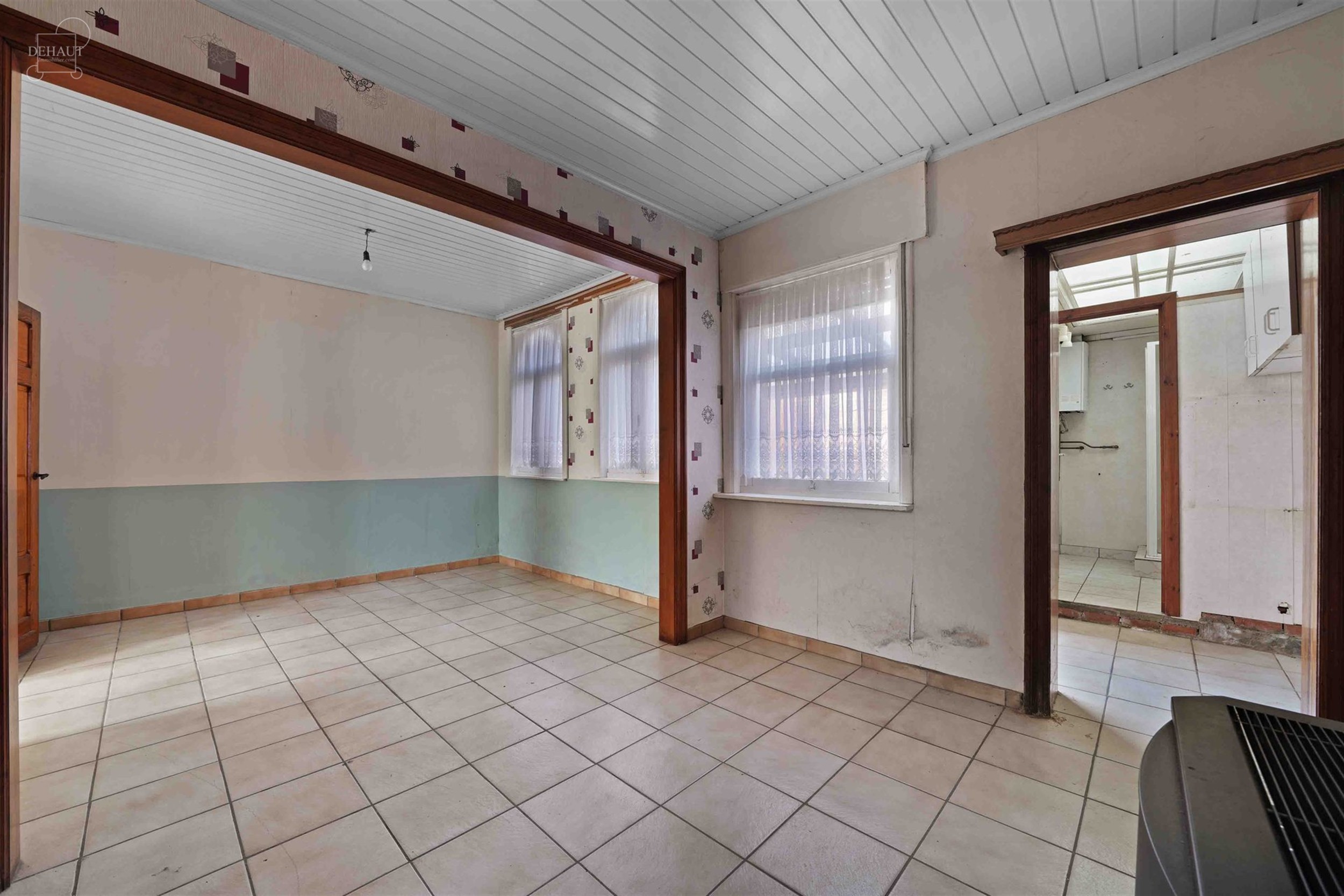 Large maison mitoyenne à rénover avec accès latéral. Se compose d'un hall d'entrée desservant un salon, une salle à manger, une cuisine, une sal...